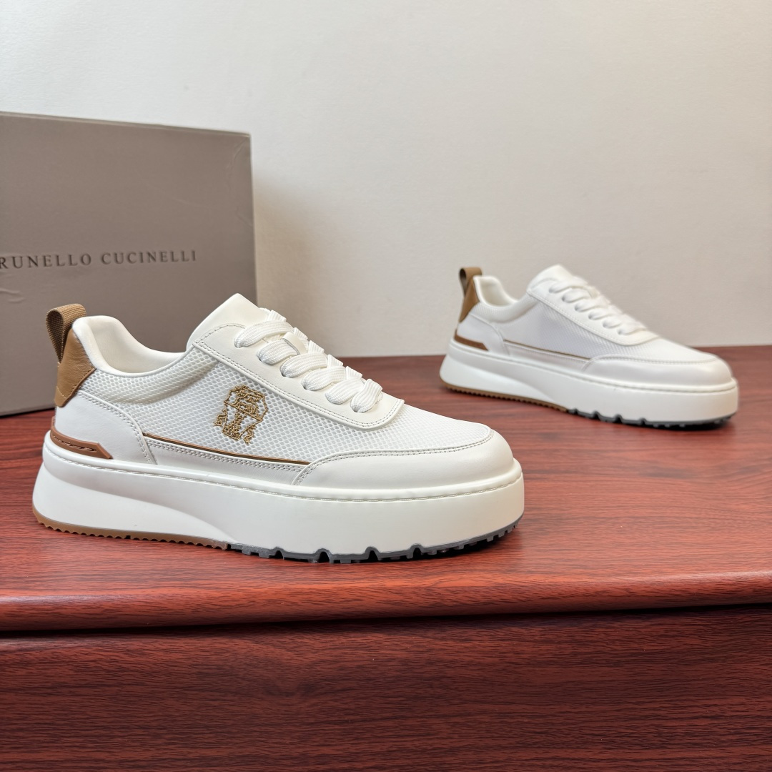 NO:851048,Batch Brunello Cucinelli's new summer hollow thick-soled casual shoes, with Italian texture and light trend!  The upper is made of first-layer cowhide and hollow breathable mesh, which has both flexible texture and breathable properties. It fits the feet without getting sweaty when walking. The classic sneaker silhouette is integrated into the 5cm thick sole design, and the lightweight foam material creates a cloud-like foot feel. It makes you taller and slimmer while not tiring after long-term wear. The basic model uses pure white and black to interpret minimalist aesthetics, with low-key textures embossed on the shoe body. Color matching  The leather splicing mesh has a retro atmosphere, and the contrasting color splicing has clear layers. The all-white version is embellished with graphic logos, suitable for commuting, dating and other scenarios. Whether paired with suit pants to create a relaxed commuting style, or paired with jeans to unlock the street trend, this pair of shoes can be the finishing touch of the style, allowing you to find the perfect balance between comfort and style. Complete package!  Size 39-40-41-42-43-44 Standard leather shoe size (38/45 can be customized but does not support returns) Item number T7815-3 white brown, brunello cucinelli, jeans, business suit, cowhide19860909批 Brunello Cucinelli 夏季新款镂空厚底休闲鞋,意式质感,轻潮登场! 甄选头层牛皮与镂空透气网布拼接鞋面,兼具柔韧质感与透气属性,行走间贴合脚面不闷汗.经典板鞋轮廓融入5cm厚底设计,轻量发泡材质打造云端脚感,增高显瘦的同时,久穿不累.基础款以纯白与黑色诠释极简美学,鞋身压印低调纹理.拼色皮料拼接网布自带复古氛围,撞色拼接层次分明.全白版本则以图案标点缀,适配通勤、约会等多场景.无论是搭配西装裤打造松弛感通勤风,还是配牛仔裤解锁街头潮流,这双鞋都能成为造型点睛之笔,让你在舒适与格调间找到完美平衡.全套包装！ 尺码39-40-41-42-43-44 标准皮鞋码（38/45可定做但不支持退换） 货号T7815-3白棕,,brunello cucinelli,jeans,business suit,cowhide,Men's shoes