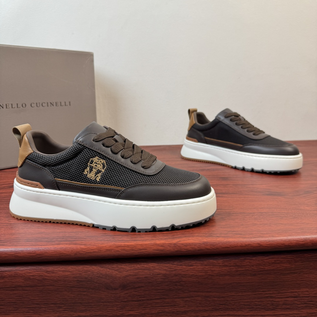 NO:851057,Batch Brunello Cucinelli's new summer hollow thick-soled casual shoes, with Italian texture and light trend!  The upper is made of first-layer cowhide and hollow breathable mesh, which has both flexible texture and breathable properties. It fits the feet without getting sweaty when walking. The classic sneaker silhouette is integrated into the 5cm thick sole design, and the lightweight foam material creates a cloud-like foot feel. It makes you taller and slimmer while not tiring after long-term wear. The basic model uses pure white and black to interpret minimalist aesthetics, with low-key textures embossed on the shoe body. Color matching  The leather splicing mesh has a retro atmosphere, and the contrasting color splicing has clear layers. The all-white version is embellished with graphic logos, suitable for commuting, dating and other scenarios. Whether paired with suit pants to create a relaxed commuting style, or paired with jeans to unlock the street trend, this pair of shoes can be the finishing touch of the style, allowing you to find the perfect balance between comfort and style. Complete package!  Size 39-40-41-42-43-44 Standard leather shoe size (38/45 can be customized but does not support returns) Item number T7815-3 Black, brunello cucinelli, jeans, business suit, cowhide19860909批 Brunello Cucinelli 夏季新款镂空厚底休闲鞋,意式质感,轻潮登场! 甄选头层牛皮与镂空透气网布拼接鞋面,兼具柔韧质感与透气属性,行走间贴合脚面不闷汗.经典板鞋轮廓融入5cm厚底设计,轻量发泡材质打造云端脚感,增高显瘦的同时,久穿不累.基础款以纯白与黑色诠释极简美学,鞋身压印低调纹理.拼色皮料拼接网布自带复古氛围,撞色拼接层次分明.全白版本则以图案标点缀,适配通勤、约会等多场景.无论是搭配西装裤打造松弛感通勤风,还是配牛仔裤解锁街头潮流,这双鞋都能成为造型点睛之笔,让你在舒适与格调间找到完美平衡.全套包装！ 尺码39-40-41-42-43-44 标准皮鞋码（38/45可定做但不支持退换） 货号T7815-3 黑色,,brunello cucinelli,jeans,business suit,cowhide,Men's shoes