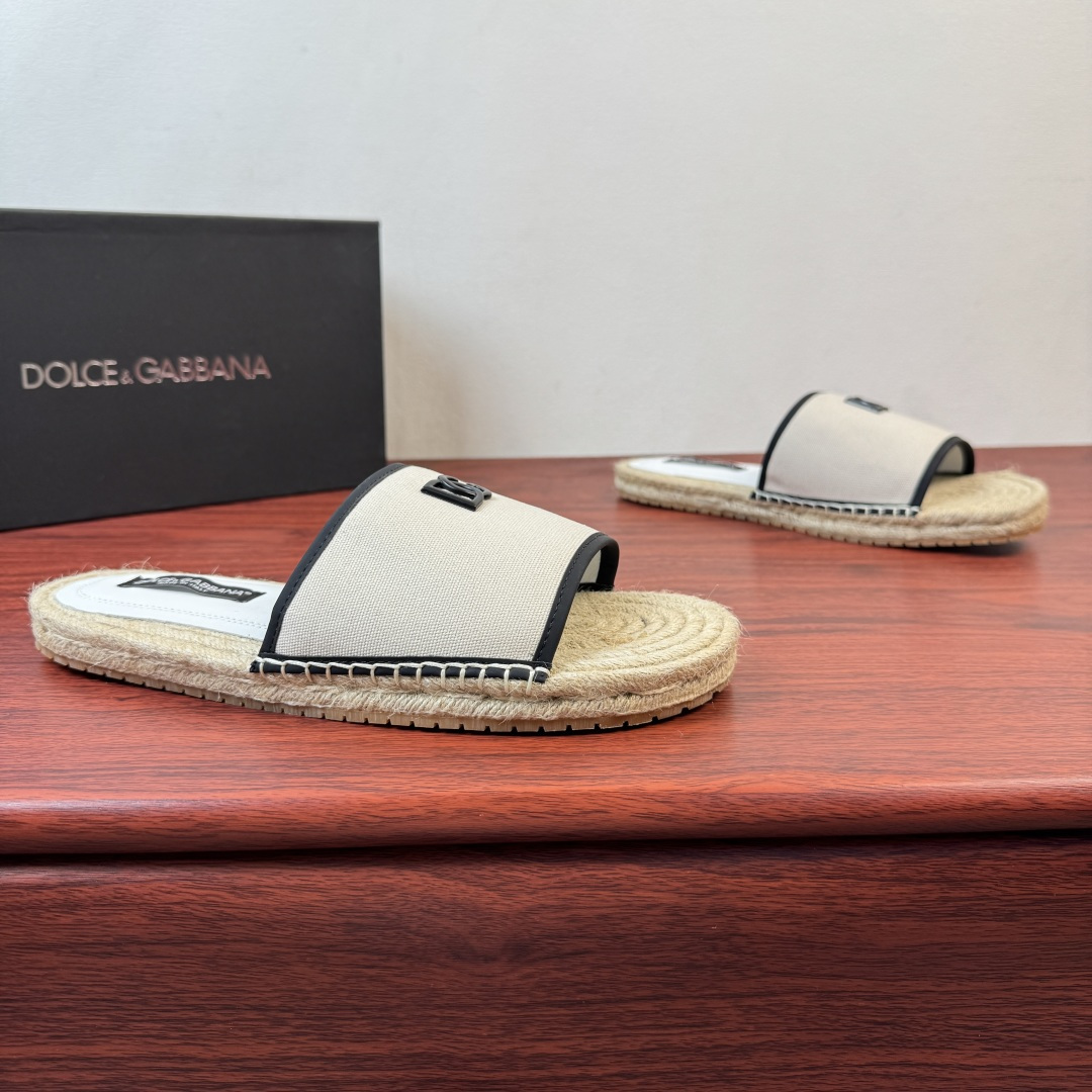 NO:851544,Batch of Dolce&Gabbana men's straw sandals shipped!  This slipper is made of imported calfskin/suede leather upper, lined with soft calf, bright leather color, the upper incorporates DG's iconic elements, semi-Goodyear cold-bonded rubber bottom layer with straw midsole, returns to simple craftsmanship, exquisite machine stitching, with logo calfskin insole and super tough soft rubber outsole, non-slip and wear-resistant, sweat-absorbent and breathable, simple and elegant style, durable, simple and convenient maintenance. Comes with original box packaging dust bag!  Size 39-40-41-42-43-44 Leather shoe size (38/45/46 can be customized but returns and exchanges are not supported) Item number MH2026/4 Beige,,Dolce&Gabbana,Dolce&Gabbana,slippers,espadrilles,cowhide19860909批 Dolce&Gabbana/杜嘉班纳 男款草编底凉拖出货！ 本款拖鞋采用进口小牛皮/反绒牛皮鞋面,内衬柔软小牛,鲜艳皮革色泽,鞋面融入DG标志性元素,半固特异冷粘橡胶底层搭配草编中底,回归简朴工艺,精致车工缝线,搭配徽标小牛皮鞋垫和超韧性柔软橡胶外底,防滑耐磨,,吸汗透气,款式简洁大方,经久耐穿,保养简单方便.配原盒包装防尘袋！ 尺码39-40-41-42-43-44 皮鞋码（38/45/46可定但不支持退换货） 货号MH2026/4 米色,,Dolce&Gabbana,Dolce&Gabbana,slippers,espadrilles,cowhide,Men's shoes