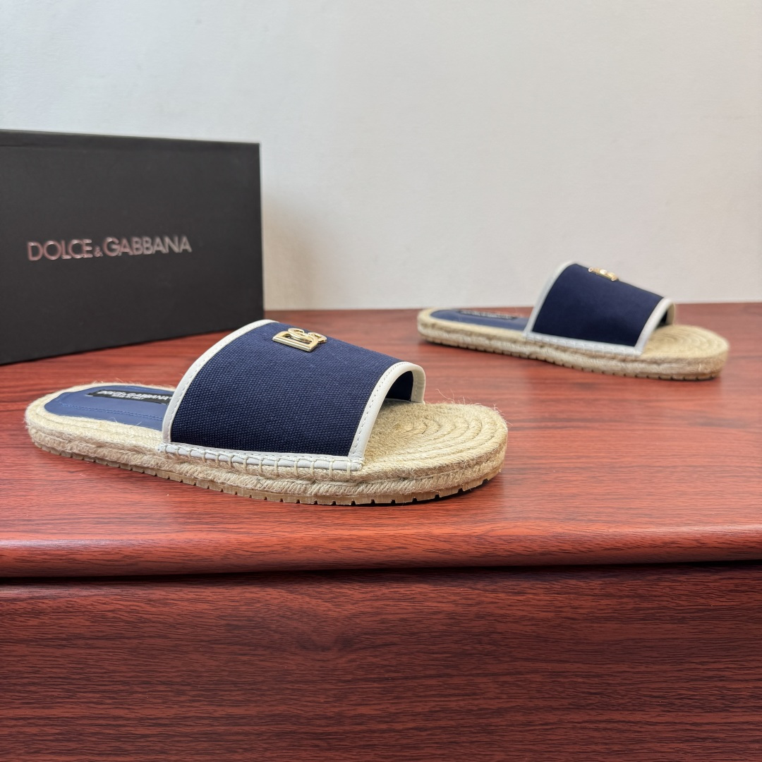 NO:851553,Batch of Dolce&Gabbana men's straw sandals shipped!  This slipper is made of imported calfskin/suede leather upper, lined with soft calf, bright leather color, the upper incorporates DG's iconic elements, semi-Goodyear cold-bonded rubber bottom layer with straw midsole, returns to simple craftsmanship, exquisite machine stitching, with logo calfskin insole and super tough soft rubber outsole, non-slip and wear-resistant, sweat-absorbent and breathable, simple and elegant style, durable, simple and convenient maintenance. Comes with original box packaging dust bag!  Size 39-40-41-42-43-44 Leather shoe size (38/45/46 can be customized but returns and exchanges are not supported) Item number MH2026/4 blue,,Dolce&Gabbana,Dolce&Gabbana,slippers,espadrilles,cowhide19860909批 Dolce&Gabbana/杜嘉班纳 男款草编底凉拖出货！ 本款拖鞋采用进口小牛皮/反绒牛皮鞋面,内衬柔软小牛,鲜艳皮革色泽,鞋面融入DG标志性元素,半固特异冷粘橡胶底层搭配草编中底,回归简朴工艺,精致车工缝线,搭配徽标小牛皮鞋垫和超韧性柔软橡胶外底,防滑耐磨,,吸汗透气,款式简洁大方,经久耐穿,保养简单方便.配原盒包装防尘袋！ 尺码39-40-41-42-43-44 皮鞋码（38/45/46可定但不支持退换货） 货号MH2026/4 蓝色,,Dolce&Gabbana,Dolce&Gabbana,slippers,espadrilles,cowhide,Men's shoes