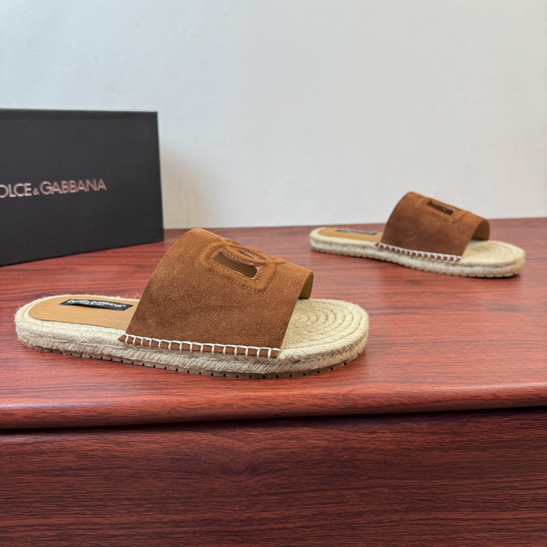 NO:851563,Batch of Dolce&Gabbana men's straw sandals shipped!  This slipper is made of imported calfskin/suede leather upper, lined with soft calf, bright leather color, the upper incorporates DG's iconic elements, semi-Goodyear cold-bonded rubber bottom layer with straw midsole, returns to simple craftsmanship, exquisite machine stitching, with logo calfskin insole and super tough soft rubber outsole, non-slip and wear-resistant, sweat-absorbent and breathable, simple and elegant style, durable, simple and convenient maintenance. Comes with original box packaging dust bag!  Size 39-40-41-42-43-44 Leather shoe size (38/45/46 can be customized but returns and exchanges are not supported) Item number MH2026/4 suede brown, Dolce&Gabbana, Dolce&Gabbana, slippers, espadrilles, cowhide19860909批 Dolce&Gabbana/杜嘉班纳 男款草编底凉拖出货！ 本款拖鞋采用进口小牛皮/反绒牛皮鞋面,内衬柔软小牛,鲜艳皮革色泽,鞋面融入DG标志性元素,半固特异冷粘橡胶底层搭配草编中底,回归简朴工艺,精致车工缝线,搭配徽标小牛皮鞋垫和超韧性柔软橡胶外底,防滑耐磨,,吸汗透气,款式简洁大方,经久耐穿,保养简单方便.配原盒包装防尘袋！ 尺码39-40-41-42-43-44 皮鞋码（38/45/46可定但不支持退换货） 货号MH2026/4反绒 棕色,,Dolce&Gabbana,Dolce&Gabbana,slippers,espadrilles,cowhide,Men's shoes