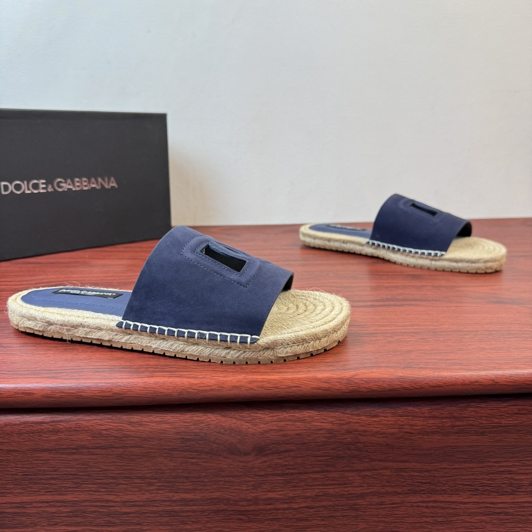 NO:851573,Batch of Dolce&Gabbana men's straw sandals shipped!  This slipper is made of imported calfskin/suede leather upper, lined with soft calf, bright leather color, the upper incorporates DG's iconic elements, semi-Goodyear cold-bonded rubber bottom layer with straw midsole, returns to simple craftsmanship, exquisite machine stitching, with logo calfskin insole and super tough soft rubber outsole, non-slip and wear-resistant, sweat-absorbent and breathable, simple and elegant style, durable, simple and convenient maintenance. Comes with original box packaging dust bag!  Size 39-40-41-42-43-44 Leather shoe size (38/45/46 can be customized but returns and exchanges are not supported) Item number MH2026/4 suede blue, Dolce&Gabbana, Dolce&Gabbana, slippers, espadrilles, cowhide19860909批 Dolce&Gabbana/杜嘉班纳 男款草编底凉拖出货！ 本款拖鞋采用进口小牛皮/反绒牛皮鞋面,内衬柔软小牛,鲜艳皮革色泽,鞋面融入DG标志性元素,半固特异冷粘橡胶底层搭配草编中底,回归简朴工艺,精致车工缝线,搭配徽标小牛皮鞋垫和超韧性柔软橡胶外底,防滑耐磨,,吸汗透气,款式简洁大方,经久耐穿,保养简单方便.配原盒包装防尘袋！ 尺码39-40-41-42-43-44 皮鞋码（38/45/46可定但不支持退换货） 货号MH2026/4反绒 蓝色,,Dolce&Gabbana,Dolce&Gabbana,slippers,espadrilles,cowhide,Men's shoes