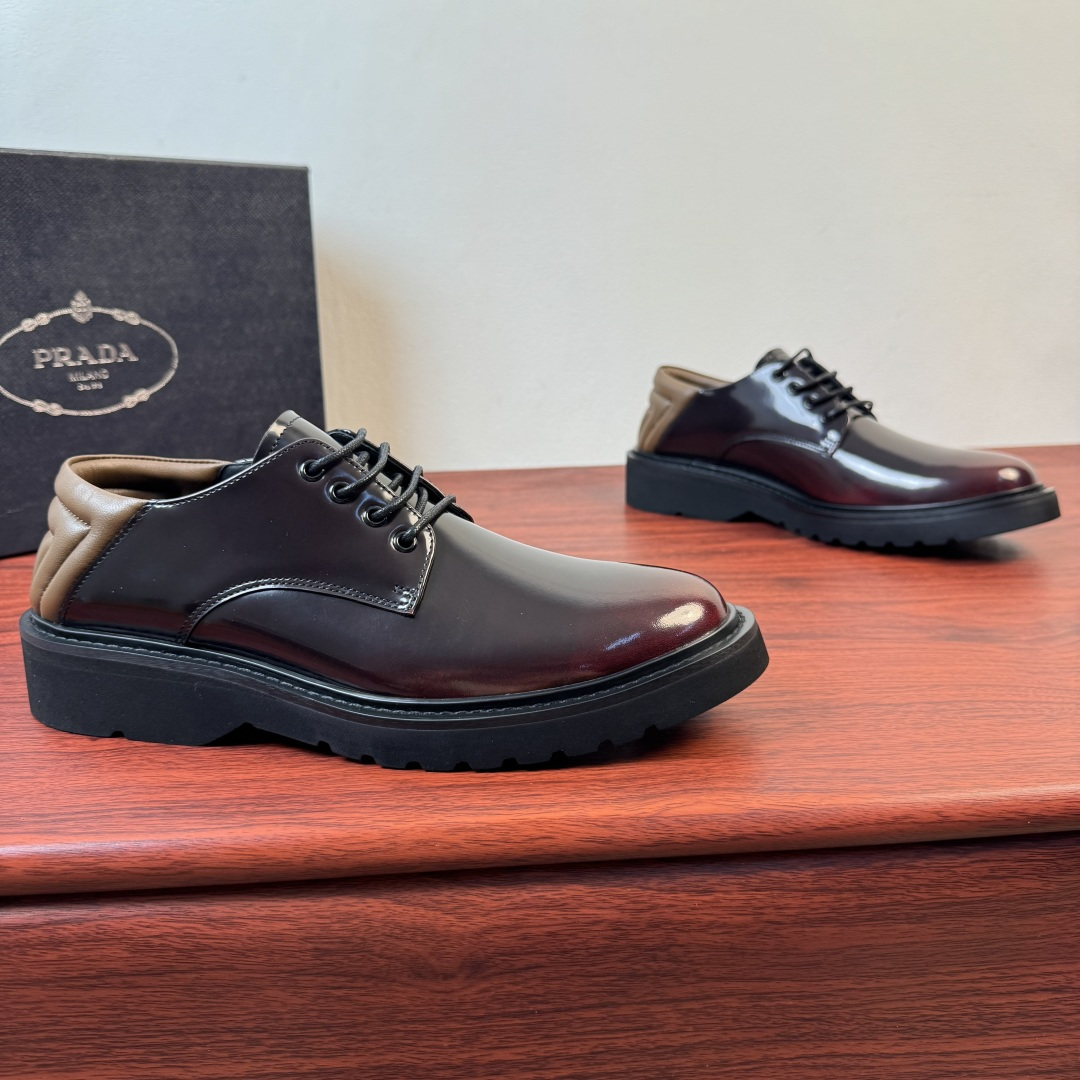 NO:898262,Batch Prada/Prada's new men's leather derby shoes shipped. The same style of formal leather shoes from the counter!  Top-notch goods produced in Guan, those who know the goods should hurry up and get started!  New men's casual leather shoes. Selected high-quality polished leather. The leather is shiny and translucent. Excellent flexibility. The whole piece of stitching technology. Soft, comfortable and not easy to wrinkle. Derby shoes are elegant and majestic. Thickened and heavy-duty. Made. High-quality products. Instantly sell all currencies in the market. Standard gold-label cowhide foot pads. Calfskin lining. Super soft foldable sheepskin heel details. Two different ways of normal wear + heel wearing. Lightweight rubber foam texture soles are durable and wear-resistant.  Ultra-light material, extremely comfortable on the feet and fully packaged!  Size 39-40-41-42-43-44 leather shoe size (can be customized to 38.45.46) Item number 2EG493 black and red,, prada, prada, cowhide, sheepskin19860909批 Prada/普拉达 新款男士皮革德比鞋出货 专柜同款正装皮鞋 ！ 莞产顶级猛货 懂货的赶紧下手！新款男士休闲皮鞋 甄选优质擦色皮革 皮料光泽透亮 柔韧度极好 整块拼接缝制工艺 柔软舒适不易皱褶 德比鞋型优雅大气 加厚重工打造 高品质精品 秒杀市场一切通货 标配金标牛皮垫脚 内里小牛皮 超软可折叠羊皮后跟细节,正常穿着+踩跟穿着两种不同方式,轻质橡胶发泡纹路鞋底 经久耐磨 超轻材质 上脚舒适度极高包装齐全！ 尺码39-40-41-42-43-44皮鞋尺码（可定制38.45.46） 货号2EG493黑红,,prada,prada,cowhide,sheepskin,Men's shoes