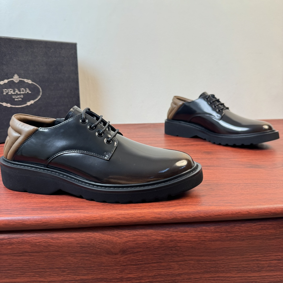 NO:898263,Batch Prada/Prada's new men's leather derby shoes shipped. The same style of formal leather shoes from the counter!  Top-notch goods produced in Guan, those who know the goods should hurry up and get started!  New men's casual leather shoes. Selected high-quality polished leather. The leather is shiny and translucent. Excellent flexibility. The whole piece of stitching technology. Soft, comfortable and not easy to wrinkle. Derby shoes are elegant and majestic. Thickened and heavy-duty. Made. High-quality products. Instantly sell all currencies in the market. Standard gold-label cowhide foot pads. Calfskin lining. Super soft foldable sheepskin heel details. Two different ways of normal wear + heel wearing. Lightweight rubber foam texture soles are durable and wear-resistant.  Ultra-light material, extremely comfortable on the feet and fully packaged!  Size 39-40-41-42-43-44 leather shoe size (can be customized to 38.45.46) Item number 2EG493 black brown,,prada,prada,cowhide,sheepskin19860909批 Prada/普拉达 新款男士皮革德比鞋出货 专柜同款正装皮鞋 ！ 莞产顶级猛货 懂货的赶紧下手！新款男士休闲皮鞋 甄选优质擦色皮革 皮料光泽透亮 柔韧度极好 整块拼接缝制工艺 柔软舒适不易皱褶 德比鞋型优雅大气 加厚重工打造 高品质精品 秒杀市场一切通货 标配金标牛皮垫脚 内里小牛皮 超软可折叠羊皮后跟细节,正常穿着+踩跟穿着两种不同方式,轻质橡胶发泡纹路鞋底 经久耐磨 超轻材质 上脚舒适度极高包装齐全！ 尺码39-40-41-42-43-44皮鞋尺码（可定制38.45.46） 货号2EG493 黑棕,,prada,prada,cowhide,sheepskin,Men's shoes