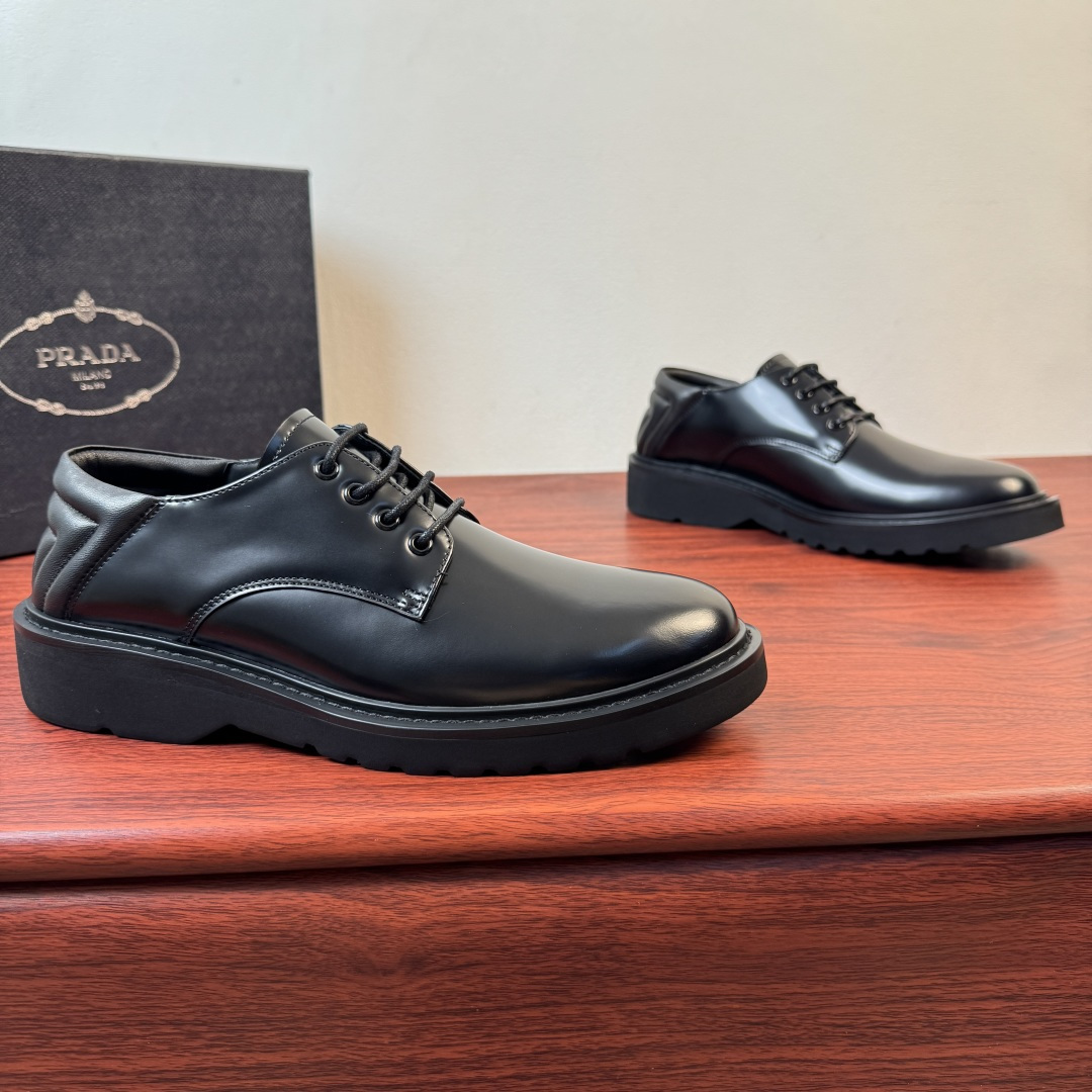 NO:898268,Batch Prada/Prada's new men's leather derby shoes shipped. The same style of formal leather shoes from the counter!  The top quality goods produced in Wanguan, those who know the goods should hurry up and start!  New men's casual leather shoes. Selected high-quality polished leather. The leather is shiny and translucent. Excellent flexibility. The whole piece of splicing and sewing technology. Soft and comfortable and not easy to wrinkle. Derby shoes are elegant and majestic. Thickened and heavy-duty. Made. High-quality products. Instantly sell all currencies in the market. Standard gold-label cowhide foot pads. Calfskin lining. Super soft foldable sheepskin heel details. Two different ways of normal wear + heel wearing. Lightweight rubber foam texture soles are durable and wear-resistant.  Ultra-light material, extremely comfortable on the feet and fully packaged!  Size 39-40-41-42-43-44 leather shoe size (can be customized to 38.45.46) Item number 2EG493 black,,prada,prada,cowhide,sheepskin19860909批 Prada/普拉达 新款男士皮革德比鞋出货 专柜同款正装皮鞋 ！ 莞产顶级猛货 懂货的赶紧下手！新款男士休闲皮鞋 甄选优质擦色皮革 皮料光泽透亮 柔韧度极好 整块拼接缝制工艺 柔软舒适不易皱褶 德比鞋型优雅大气 加厚重工打造 高品质精品 秒杀市场一切通货 标配金标牛皮垫脚 内里小牛皮 超软可折叠羊皮后跟细节,正常穿着+踩跟穿着两种不同方式,轻质橡胶发泡纹路鞋底 经久耐磨 超轻材质 上脚舒适度极高包装齐全！ 尺码39-40-41-42-43-44皮鞋尺码（可定制38.45.46） 货号2EG493 黑色,,prada,prada,cowhide,sheepskin,Men's shoes