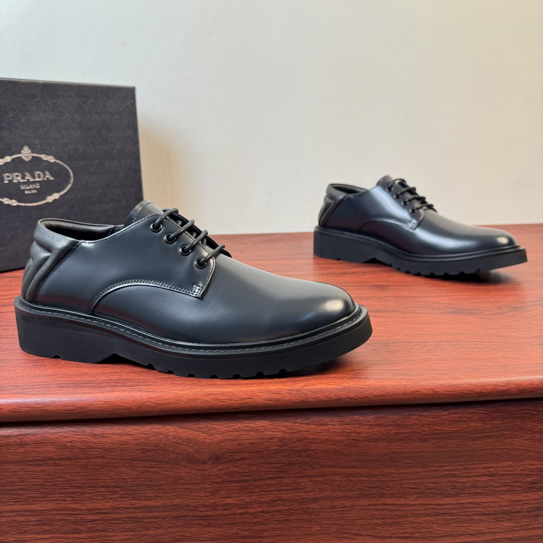 NO:898273,Batch Prada/Prada's new men's leather derby shoes shipped. The same style of formal leather shoes from the counter!  The top quality goods produced in Wanguan, those who know the goods should hurry up and start!  New men's casual leather shoes. Selected high-quality polished leather. The leather is shiny and translucent. Excellent flexibility. The whole piece of splicing and sewing technology. Soft and comfortable and not easy to wrinkle. Derby shoes are elegant and majestic. Thickened and heavy-duty. Made. High-quality products. Instantly sell all currencies in the market. Standard gold-label cowhide foot pads. Calfskin lining. Super soft foldable sheepskin heel details. Two different ways of normal wear + heel wearing. Lightweight rubber foam texture soles are durable and wear-resistant.  Ultra-light material, extremely comfortable on the feet and fully packaged!  Size 39-40-41-42-43-44 leather shoe size (can be customized to 38.45.46) Item number 2EG493 blue,,prada,prada,cowhide,sheepskin19860909批 Prada/普拉达 新款男士皮革德比鞋出货 专柜同款正装皮鞋 ！ 莞产顶级猛货 懂货的赶紧下手！新款男士休闲皮鞋 甄选优质擦色皮革 皮料光泽透亮 柔韧度极好 整块拼接缝制工艺 柔软舒适不易皱褶 德比鞋型优雅大气 加厚重工打造 高品质精品 秒杀市场一切通货 标配金标牛皮垫脚 内里小牛皮 超软可折叠羊皮后跟细节,正常穿着+踩跟穿着两种不同方式,轻质橡胶发泡纹路鞋底 经久耐磨 超轻材质 上脚舒适度极高包装齐全！ 尺码39-40-41-42-43-44皮鞋尺码（可定制38.45.46） 货号2EG493 蓝色,,prada,prada,cowhide,sheepskin,Men's shoes