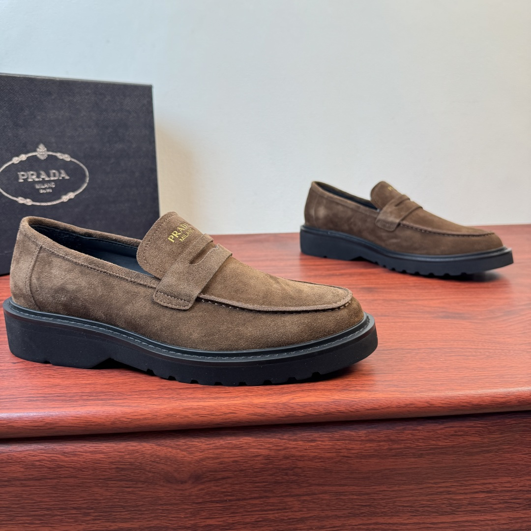NO:898278,Batch Prada/Prada's new men's leather loafers for shipment, and the counter will synchronize new casual leather shoes!  These loafers have classic lines and exquisite details, showing classic and versatile elegance. The ingenious craftsmanship of the shoes has resulted in the slender silhouette of the soles. The gold letter logo logo adds a special primary color to the shoes. High-quality suede cowhide is selected, and different colors interpret different tonal styles. The leather material material can be seen in real shots, with full texture. The classic baked edge closing process is ingenious, seamless processing, beautiful and novel. Calf leather lining, classic gold letter logo badge logo details  Lightweight TPU one-piece injection pattern sole, lightweight and comfortable on the foot, wear-resistant and non-slip, durable, and comes with a full set of packaging!  Size 39-40-41-42-43-44 Leather shoe size (can be customized to 38.45.46) Item number 2EE233 coffee color, prada, prada, loafers, cowhide19860909批 Prada/普拉达 新款男士皮革乐福鞋出货,专柜同步新款休闲皮鞋！ 这款乐福鞋线条经典,细节精致,尽显经典百搭优雅.鞋履的匠心工艺成就了鞋底的纤细廓形.金色字母logo徽标为鞋履平添特别原色.甄选优质反绒牛皮,不同颜色演绎不同色调风格,皮料材质见实拍细节,质感满满,经典焗边闭合工艺,匠心独运,无缝处理,美观新颖.小牛皮内里,经典金标字母logo徽章标识细节 轻质TPU一体注塑纹路鞋底,上脚轻质舒适,耐磨防滑,经久耐穿,配全套包装！ 尺码39-40-41-42-43-44皮鞋尺码（可定制38.45.46） 货号2EE233 咖色,,prada,prada,loafers,cowhide,Men's shoes