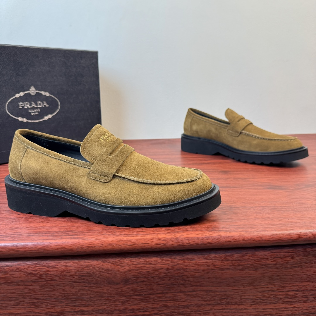 NO:898284,Batch Prada/Prada's new men's leather loafers for shipment, and the counter will synchronize new casual leather shoes!  These loafers have classic lines and exquisite details, showing classic and versatile elegance. The ingenious craftsmanship of the shoes has resulted in the slender silhouette of the soles. The gold letter logo logo adds a special primary color to the shoes. High-quality suede cowhide is selected, and different colors interpret different tonal styles. The leather material material can be seen in real shots, with full texture. The classic baked edge closing process is ingenious, seamless processing, beautiful and novel. Calf leather lining, classic gold letter logo badge logo details  Lightweight TPU one-piece injection pattern sole, lightweight and comfortable on the foot, wear-resistant and non-slip, durable, and comes with a full set of packaging!  Size 39-40-41-42-43-44 leather shoe size (can be customized to 38.45.46) Item No. 2EE233 yellow brown,,prada,prada,loafers,cowhide19860909批 Prada/普拉达 新款男士皮革乐福鞋出货,专柜同步新款休闲皮鞋！ 这款乐福鞋线条经典,细节精致,尽显经典百搭优雅.鞋履的匠心工艺成就了鞋底的纤细廓形.金色字母logo徽标为鞋履平添特别原色.甄选优质反绒牛皮,不同颜色演绎不同色调风格,皮料材质见实拍细节,质感满满,经典焗边闭合工艺,匠心独运,无缝处理,美观新颖.小牛皮内里,经典金标字母logo徽章标识细节 轻质TPU一体注塑纹路鞋底,上脚轻质舒适,耐磨防滑,经久耐穿,配全套包装！ 尺码39-40-41-42-43-44皮鞋尺码（可定制38.45.46） 货号2EE233 黄棕,,prada,prada,loafers,cowhide,Men's shoes
