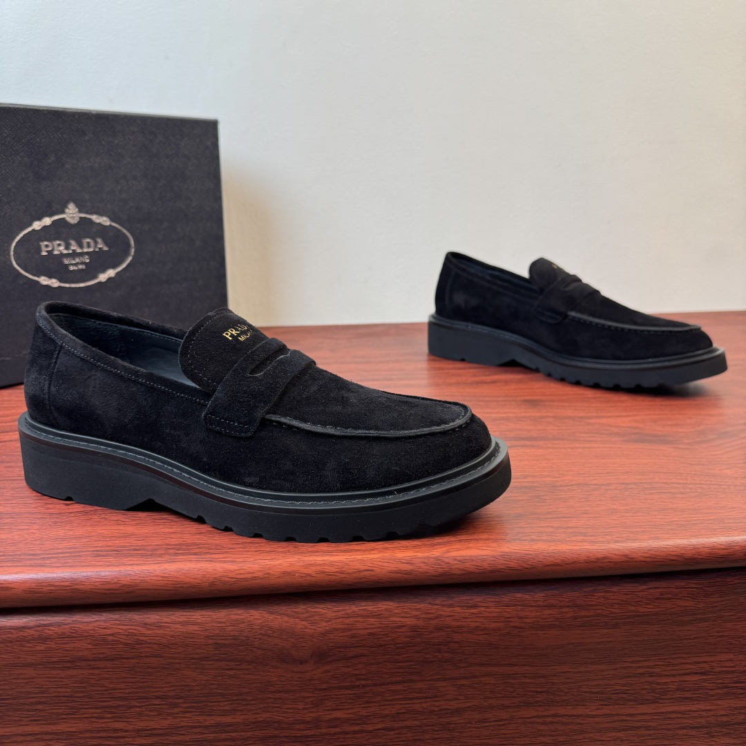 NO:898289,Batch Prada/Prada's new men's leather loafers for shipment, and the counter will synchronize new casual leather shoes!  These loafers have classic lines and exquisite details, showing classic and versatile elegance. The ingenious craftsmanship of the shoes has resulted in the slender silhouette of the soles. The gold letter logo logo adds a special primary color to the shoes. High-quality suede cowhide is selected, and different colors interpret different tonal styles. The leather material material can be seen in real shots, with full texture. The classic baked edge closing process is ingenious, seamless processing, beautiful and novel. Calf leather lining, classic gold letter logo badge logo details  Lightweight TPU one-piece injection pattern sole, lightweight and comfortable on the foot, wear-resistant and non-slip, durable, and comes with a full set of packaging!  Size 39-40-41-42-43-44 Leather shoe size (38.45.46 can be customized) Item No. 2EE233 Black,, prada, prada, loafers, cowhide19860909批 Prada/普拉达 新款男士皮革乐福鞋出货,专柜同步新款休闲皮鞋！ 这款乐福鞋线条经典,细节精致,尽显经典百搭优雅.鞋履的匠心工艺成就了鞋底的纤细廓形.金色字母logo徽标为鞋履平添特别原色.甄选优质反绒牛皮,不同颜色演绎不同色调风格,皮料材质见实拍细节,质感满满,经典焗边闭合工艺,匠心独运,无缝处理,美观新颖.小牛皮内里,经典金标字母logo徽章标识细节 轻质TPU一体注塑纹路鞋底,上脚轻质舒适,耐磨防滑,经久耐穿,配全套包装！ 尺码39-40-41-42-43-44皮鞋尺码（可定制38.45.46） 货号2EE233 黑色,,prada,prada,loafers,cowhide,Men's shoes