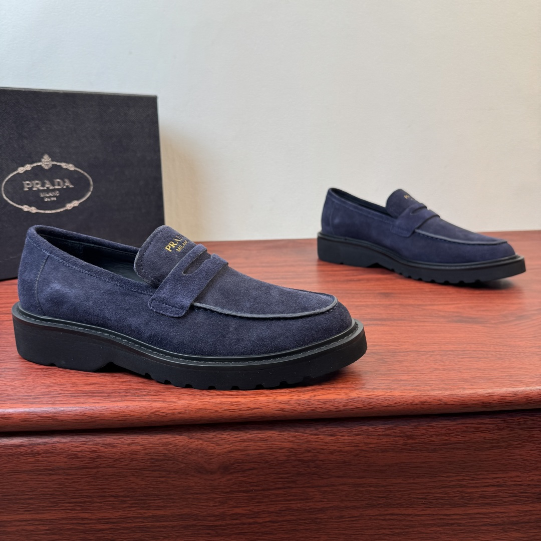 NO:898294,Batch Prada/Prada's new men's leather loafers for shipment, and the counter will synchronize new casual leather shoes!  These loafers have classic lines and exquisite details, showing classic and versatile elegance. The ingenious craftsmanship of the shoes has resulted in the slender silhouette of the soles. The gold letter logo logo adds a special primary color to the shoes. High-quality suede cowhide is selected, and different colors interpret different tonal styles. The leather material material can be seen in real shots, with full texture. The classic baked edge closing process is ingenious, seamless processing, beautiful and novel. Calf leather lining, classic gold letter logo badge logo details  Lightweight TPU one-piece injection pattern sole, lightweight and comfortable on the foot, wear-resistant and non-slip, durable, and comes with a full set of packaging!  Size 39-40-41-42-43-44 leather shoe size (can be customized to 38.45.46) Item number 2EE233 blue,,prada,prada,loafers,cowhide19860909批 Prada/普拉达 新款男士皮革乐福鞋出货,专柜同步新款休闲皮鞋！ 这款乐福鞋线条经典,细节精致,尽显经典百搭优雅.鞋履的匠心工艺成就了鞋底的纤细廓形.金色字母logo徽标为鞋履平添特别原色.甄选优质反绒牛皮,不同颜色演绎不同色调风格,皮料材质见实拍细节,质感满满,经典焗边闭合工艺,匠心独运,无缝处理,美观新颖.小牛皮内里,经典金标字母logo徽章标识细节 轻质TPU一体注塑纹路鞋底,上脚轻质舒适,耐磨防滑,经久耐穿,配全套包装！ 尺码39-40-41-42-43-44皮鞋尺码（可定制38.45.46） 货号2EE233 蓝色,,prada,prada,loafers,cowhide,Men's shoes