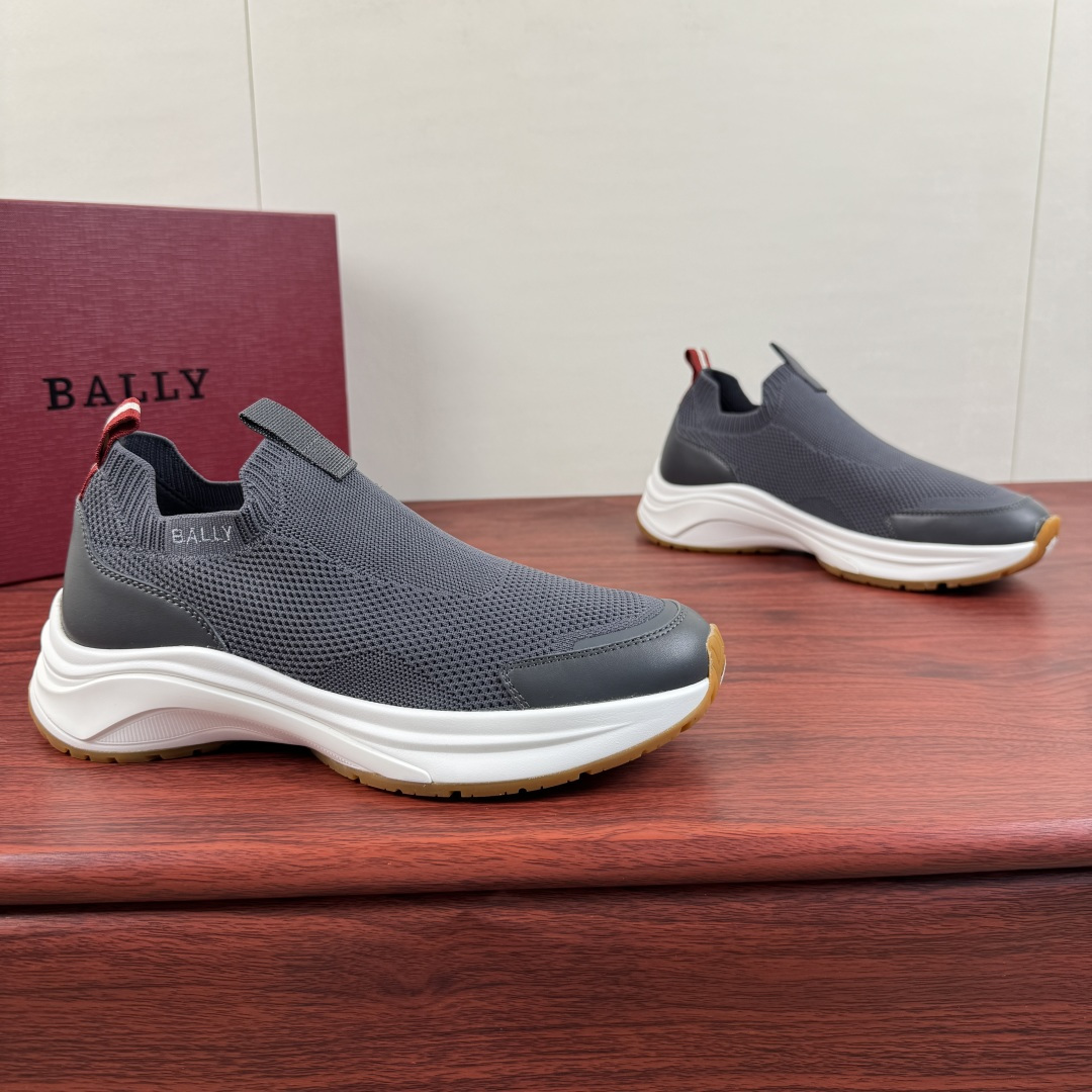 NO:852013,Bally Bally's new men's fly-knit sports shoes, lightweight casual shoes for lazy people to put on and take off!  The counter is selling new models, which are made of imported fly-knit breathable uppers. The fabrics are soft, delicate, comfortable and breathable. The uppers are decorated with the B family's classic letter logo design. They are hand-stitched with hemming details and cowhide lining for the feet. The upper feet are fresh and breathable and will not be tired after long-term wear. The rear classic red and white webbing straps are matched with the new V-soled rubber combination outsole. The lightweight and thick soles are wear-resistant and non-slip. Four colors are available to meet different matching needs. Comes with a full set of packaging!  Size 39-40-41-42-43-44 Leather shoe size (38/45 can be customized but does not support returns) Item number TE033 Gray, bally, sneakers, cowhide19860909批 Bally/巴利 新款男士飞织运动鞋,懒人穿脱一脚蹬轻质休闲鞋！ 专柜在售新款,采用进口飞织透气鞋面,面料柔软细腻舒适透气,鞋面饰以B家经典字母logo设计,手工缝线工艺,包边细节,牛皮内里垫脚,上脚清爽透气,久穿不累,后置经典红白织带提鞋环带,搭配新款V底橡胶组合大底,轻质厚底,耐磨防滑,四款颜色可选,满足不同搭配需求,配全套包装！ 尺码39-40-41-42-43-44 皮鞋码（38/45可定做但不支持退换） 货号TE033 灰色,,bally,sneakers,cowhide,Men's shoes