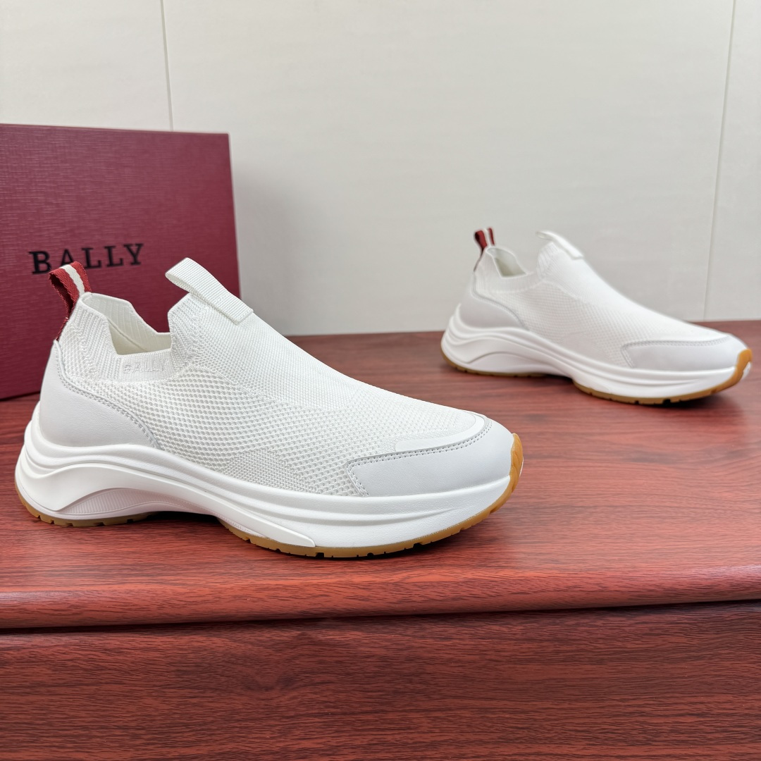 NO:852023,Bally Bally's new men's fly-knit sports shoes, lightweight casual shoes for lazy people to put on and take off!  The counter is selling new models, which are made of imported fly-knit breathable uppers. The fabrics are soft, delicate, comfortable and breathable. The uppers are decorated with the B family's classic letter logo design. They are hand-stitched with hemming details and cowhide lining for the feet. The upper feet are fresh and breathable and will not be tired after long-term wear. The rear classic red and white webbing straps are matched with the new V-soled rubber combination outsole. The lightweight and thick soles are wear-resistant and non-slip. Four colors are available to meet different matching needs. Comes with a full set of packaging!  Size 39-40-41-42-43-44 Leather shoe size (38/45 can be customized but does not support returns) Item number TE033 White, bally, sneakers, cowhide19860909批 Bally/巴利 新款男士飞织运动鞋,懒人穿脱一脚蹬轻质休闲鞋！ 专柜在售新款,采用进口飞织透气鞋面,面料柔软细腻舒适透气,鞋面饰以B家经典字母logo设计,手工缝线工艺,包边细节,牛皮内里垫脚,上脚清爽透气,久穿不累,后置经典红白织带提鞋环带,搭配新款V底橡胶组合大底,轻质厚底,耐磨防滑,四款颜色可选,满足不同搭配需求,配全套包装！ 尺码39-40-41-42-43-44 皮鞋码（38/45可定做但不支持退换） 货号TE033 白色,,bally,sneakers,cowhide,Men's shoes