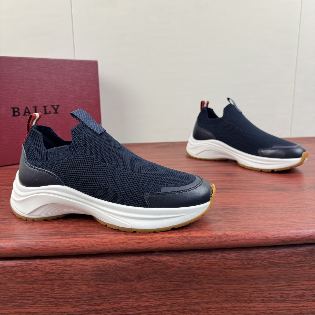 NO:852032,Bally Bally's new men's fly-knit sports shoes, lightweight casual shoes for lazy people to put on and take off!  The counter is selling new models, which are made of imported fly-knit breathable uppers. The fabrics are soft, delicate, comfortable and breathable. The uppers are decorated with the B family's classic letter logo design. They are hand-stitched with hemming details and cowhide lining for the feet. The upper feet are fresh and breathable and will not be tired after long-term wear. The rear classic red and white webbing straps are matched with the new V-soled rubber combination outsole. The lightweight and thick soles are wear-resistant and non-slip. Four colors are available to meet different matching needs. Comes with a full set of packaging!  Size 39-40-41-42-43-44 Leather shoe size (38/45 can be customized but does not support returns) Item number TE033 blue, bally, sneakers, cowhide19860909批 Bally/巴利 新款男士飞织运动鞋,懒人穿脱一脚蹬轻质休闲鞋！ 专柜在售新款,采用进口飞织透气鞋面,面料柔软细腻舒适透气,鞋面饰以B家经典字母logo设计,手工缝线工艺,包边细节,牛皮内里垫脚,上脚清爽透气,久穿不累,后置经典红白织带提鞋环带,搭配新款V底橡胶组合大底,轻质厚底,耐磨防滑,四款颜色可选,满足不同搭配需求,配全套包装！ 尺码39-40-41-42-43-44 皮鞋码（38/45可定做但不支持退换） 货号TE033 蓝色,,bally,sneakers,cowhide,Men's shoes