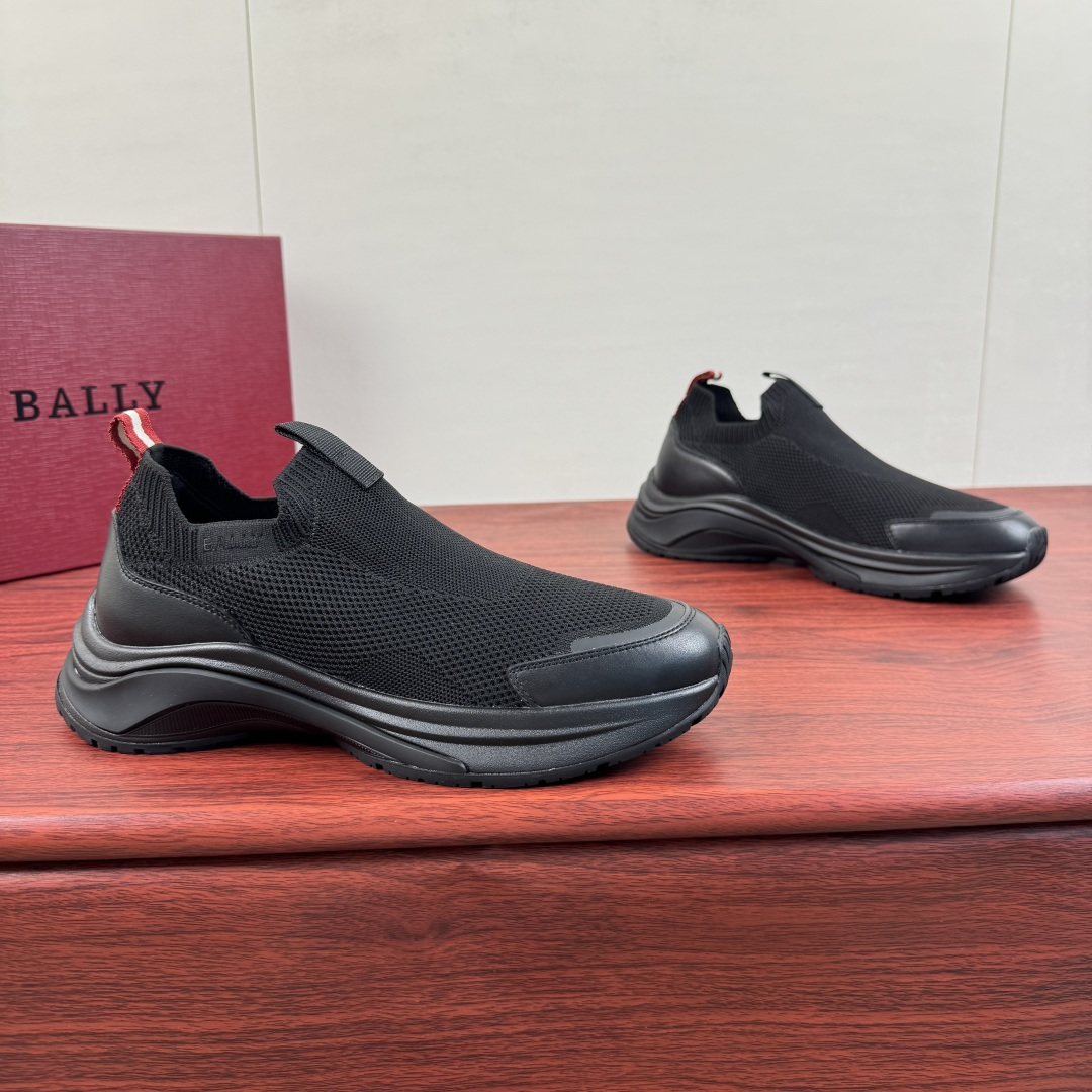NO:852044,Bally Bally's new men's fly-knit sports shoes, lightweight casual shoes for lazy people to put on and take off!  The counter is selling new models, which are made of imported fly-knit breathable uppers. The fabrics are soft, delicate, comfortable and breathable. The uppers are decorated with the B family's classic letter logo design. They are hand-stitched with hemming details and cowhide lining for the feet. The upper feet are fresh and breathable and will not be tired after long-term wear. The rear classic red and white webbing straps are matched with the new V-soled rubber combination outsole. The lightweight and thick soles are wear-resistant and non-slip. Four colors are available to meet different matching needs. Comes with a full set of packaging!  Size 39-40-41-42-43-44 Leather shoe size (38/45 can be customized but does not support returns) Item number TE033 black, bally, sneakers, cowhide19860909批 Bally/巴利 新款男士飞织运动鞋,懒人穿脱一脚蹬轻质休闲鞋！ 专柜在售新款,采用进口飞织透气鞋面,面料柔软细腻舒适透气,鞋面饰以B家经典字母logo设计,手工缝线工艺,包边细节,牛皮内里垫脚,上脚清爽透气,久穿不累,后置经典红白织带提鞋环带,搭配新款V底橡胶组合大底,轻质厚底,耐磨防滑,四款颜色可选,满足不同搭配需求,配全套包装！ 尺码39-40-41-42-43-44 皮鞋码（38/45可定做但不支持退换） 货号TE033 黑色,,bally,sneakers,cowhide,Men's shoes