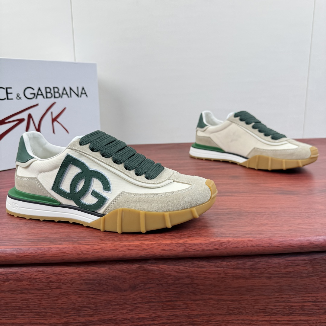 NO:852055,Batch Dolce&Gabbana/Dolce & Gabbana Men's Athletic Fabric Sneakers  This sneaker is made of suede cow leather spliced with nylon fabric upper, embedded with calfskin trim details, and the capital 'DG' logo on the side is unique and contrasting in style. The style is fashionable and versatile. The shoe body is decorated with DG logos in many places, and the heel is decorated with an embossed logo logo, which presents a dazzling and modern new language. The cowhide lining is equipped with logo cowhide foot pads and a rubber outsole, making the upper foot fashionable and elegant!  Comes with a full set of packaging!  Size 39-40-41-42-43-44 Leather shoe size (38/45 can be customized but does not support returns) Item number 8Z051 White and green,,Dolce&Gabbana,Dolce&Gabbana,sneakers,cowhide19860909批 Dolce&Gabbana/杜嘉班纳 男士Athletic织物运动鞋 这款运动鞋采用绒面牛皮革拼接尼龙织物鞋面,嵌入小牛皮饰边细节,侧面大写“DG”字母标识别具一格,撞色风格设计,款式时尚百搭.鞋身多处饰有DG标识,后跟饰有压纹logo标识,以一种耀眼而充满现代气息的新语言呈现.牛皮内里配以徽标牛皮垫脚,搭配橡胶大底,上脚时尚大气！配全套全包装！ 尺码39-40-41-42-43-44 皮鞋码（38/45可定做但不支持退换） 货号8Z051 白绿,,Dolce&Gabbana,Dolce&Gabbana,sneakers,cowhide,Men's shoes