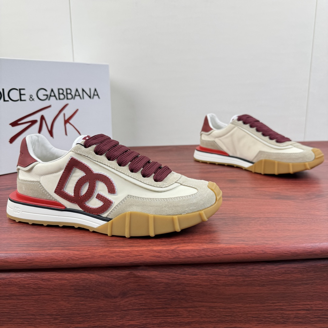 NO:852065,Batch Dolce&Gabbana/Dolce & Gabbana Men's Athletic Fabric Sneakers  This sneaker is made of suede cow leather spliced with nylon fabric upper, embedded with calfskin trim details, and the capital 'DG' logo on the side is unique and contrasting in style. The style is fashionable and versatile. The shoe body is decorated with DG logos in many places, and the heel is decorated with an embossed logo logo, which presents a dazzling and modern new language. The cowhide lining is equipped with logo cowhide foot pads and a rubber outsole, making the upper foot fashionable and elegant!  Comes with a full set of packaging!  Size 39-40-41-42-43-44 Leather shoe size (38/45 can be customized but does not support returns) Item number 8Z051 white and red,,Dolce&Gabbana,Dolce&Gabbana,sneakers,cowhide19860909批 Dolce&Gabbana/杜嘉班纳 男士Athletic织物运动鞋 这款运动鞋采用绒面牛皮革拼接尼龙织物鞋面,嵌入小牛皮饰边细节,侧面大写“DG”字母标识别具一格,撞色风格设计,款式时尚百搭.鞋身多处饰有DG标识,后跟饰有压纹logo标识,以一种耀眼而充满现代气息的新语言呈现.牛皮内里配以徽标牛皮垫脚,搭配橡胶大底,上脚时尚大气！配全套全包装！ 尺码39-40-41-42-43-44 皮鞋码（38/45可定做但不支持退换） 货号8Z051 白红,,Dolce&Gabbana,Dolce&Gabbana,sneakers,cowhide,Men's shoes