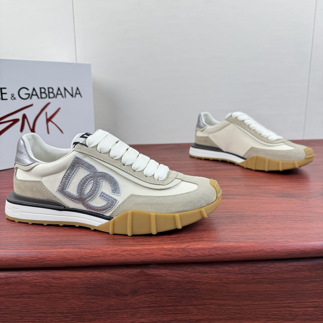 NO:852077,Batch Dolce&Gabbana/Dolce & Gabbana Men's Athletic Fabric Sneakers  This sneaker is made of suede cow leather spliced with nylon fabric upper, embedded with calfskin trim details, and the capital 'DG' logo on the side is unique and contrasting in style. The style is fashionable and versatile. The shoe body is decorated with DG logos in many places, and the heel is decorated with an embossed logo logo, which presents a dazzling and modern new language. The cowhide lining is equipped with logo cowhide foot pads and a rubber outsole, making the upper foot fashionable and elegant!  Comes with a full set of packaging!  Size 39-40-41-42-43-44 Leather shoe size (38/45 can be customized but returns are not supported) Item No. 8Z051 Silver,,Dolce&Gabbana,Dolce&Gabbana,sneakers,cowhide19860909批 Dolce&Gabbana/杜嘉班纳 男士Athletic织物运动鞋 这款运动鞋采用绒面牛皮革拼接尼龙织物鞋面,嵌入小牛皮饰边细节,侧面大写“DG”字母标识别具一格,撞色风格设计,款式时尚百搭.鞋身多处饰有DG标识,后跟饰有压纹logo标识,以一种耀眼而充满现代气息的新语言呈现.牛皮内里配以徽标牛皮垫脚,搭配橡胶大底,上脚时尚大气！配全套全包装！ 尺码39-40-41-42-43-44 皮鞋码（38/45可定做但不支持退换） 货号8Z051 白银,,Dolce&Gabbana,Dolce&Gabbana,sneakers,cowhide,Men's shoes