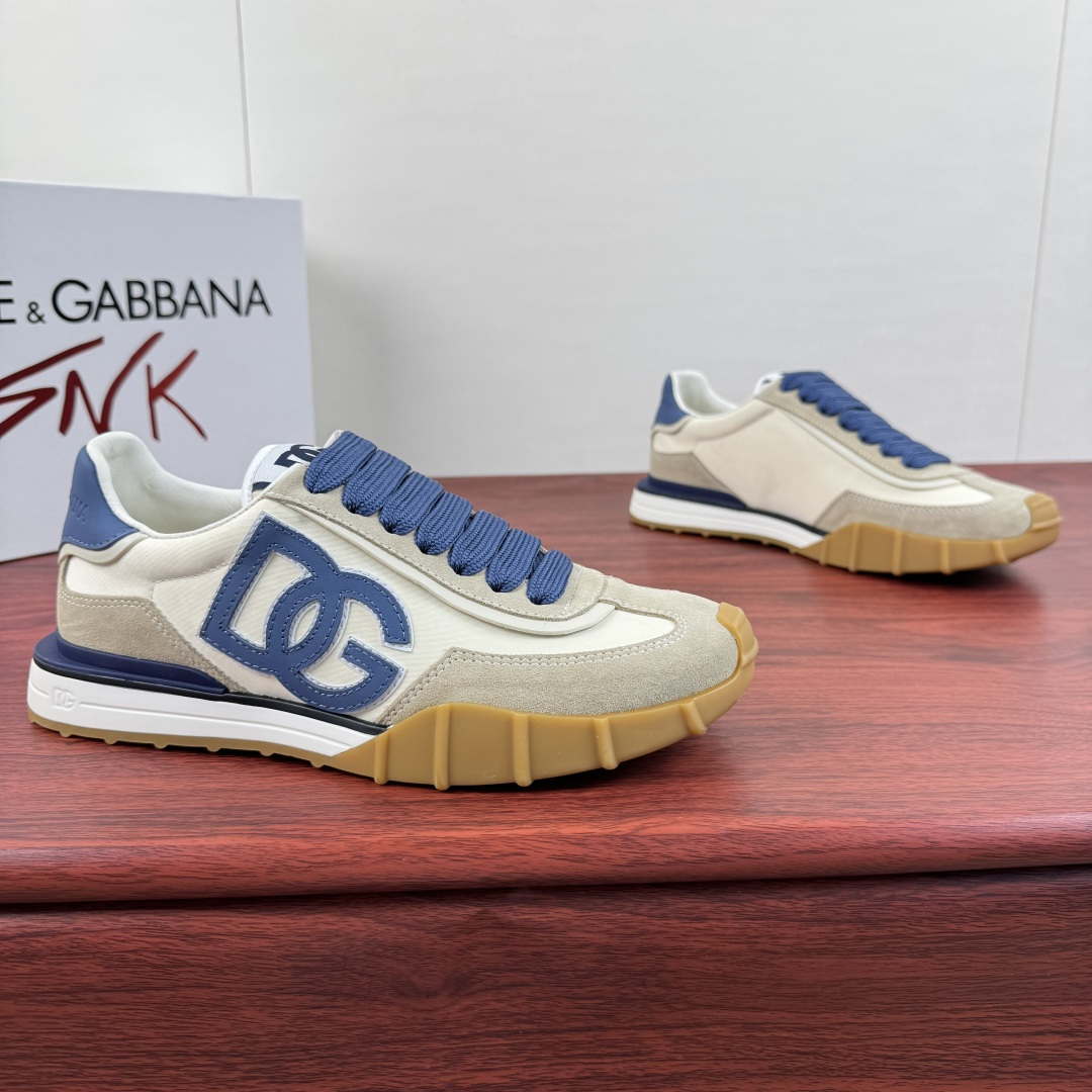 NO:852090,Batch Dolce&Gabbana/Dolce & Gabbana Men's Athletic Fabric Sneakers  This sneaker is made of suede cow leather spliced with nylon fabric upper, embedded with calfskin trim details, and the capital 'DG' logo on the side is unique and contrasting in style. The style is fashionable and versatile. The shoe body is decorated with DG logos in many places, and the heel is decorated with an embossed logo logo, which presents a dazzling and modern new language. The cowhide lining is equipped with logo cowhide foot pads and a rubber outsole, making the upper foot fashionable and elegant!  Comes with a full set of packaging!  Size 39-40-41-42-43-44 Leather shoe size (38/45 can be customized but does not support returns) Item number 8Z051 white and blue,,Dolce&Gabbana,Dolce&Gabbana,sneakers,cowhide19860909批 Dolce&Gabbana/杜嘉班纳 男士Athletic织物运动鞋 这款运动鞋采用绒面牛皮革拼接尼龙织物鞋面,嵌入小牛皮饰边细节,侧面大写“DG”字母标识别具一格,撞色风格设计,款式时尚百搭.鞋身多处饰有DG标识,后跟饰有压纹logo标识,以一种耀眼而充满现代气息的新语言呈现.牛皮内里配以徽标牛皮垫脚,搭配橡胶大底,上脚时尚大气！配全套全包装！ 尺码39-40-41-42-43-44 皮鞋码（38/45可定做但不支持退换） 货号8Z051 白蓝,,Dolce&Gabbana,Dolce&Gabbana,sneakers,cowhide,Men's shoes