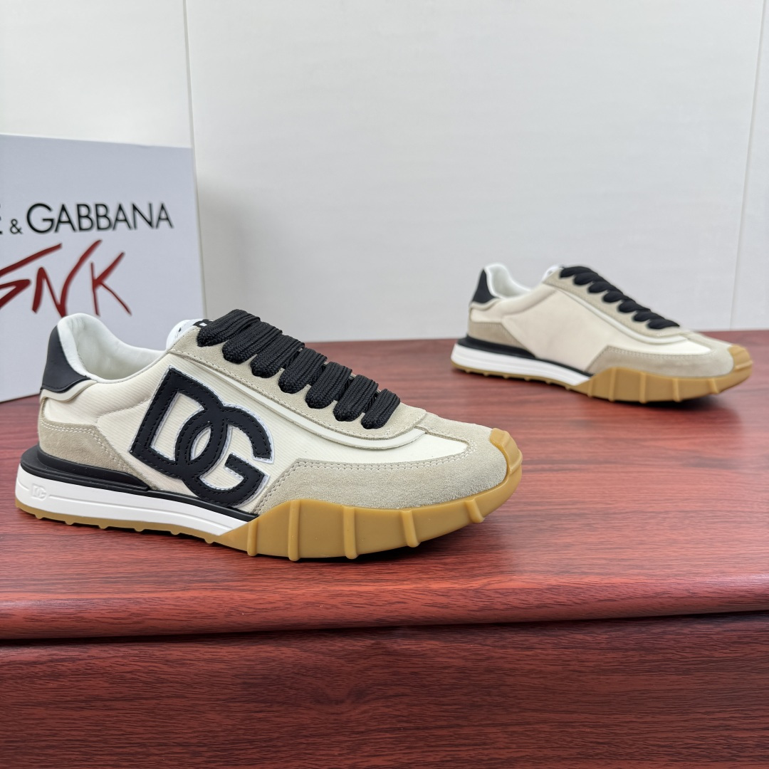NO:851996,Batch Dolce&Gabbana/Dolce & Gabbana Men's Athletic Fabric Sneakers  This sneaker is made of suede cow leather spliced with nylon fabric upper, embedded with calfskin trim details, and the capital 'DG' logo on the side is unique and contrasting in style. The style is fashionable and versatile. The shoe body is decorated with DG logos in many places, and the heel is decorated with an embossed logo logo, which presents a dazzling and modern new language. The cowhide lining is equipped with logo cowhide foot pads and a rubber outsole, making the upper foot fashionable and elegant!  Comes with a full set of packaging!  Size 39-40-41-42-43-44 Leather shoe size (38/45 can be customized but does not support returns) Item number 8Z051 White and black,,Dolce&Gabbana,Dolce&Gabbana,sneakers,cowhide19860909批 Dolce&Gabbana/杜嘉班纳 男士Athletic织物运动鞋 这款运动鞋采用绒面牛皮革拼接尼龙织物鞋面,嵌入小牛皮饰边细节,侧面大写“DG”字母标识别具一格,撞色风格设计,款式时尚百搭.鞋身多处饰有DG标识,后跟饰有压纹logo标识,以一种耀眼而充满现代气息的新语言呈现.牛皮内里配以徽标牛皮垫脚,搭配橡胶大底,上脚时尚大气！配全套全包装！ 尺码39-40-41-42-43-44 皮鞋码（38/45可定做但不支持退换） 货号8Z051 白黑,,Dolce&Gabbana,Dolce&Gabbana,sneakers,cowhide,Men's shoes