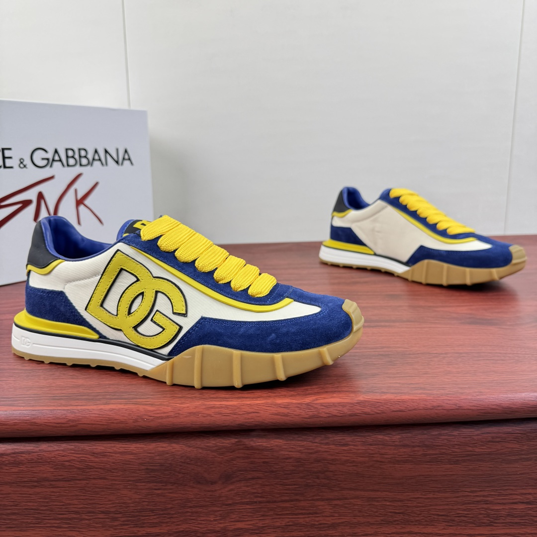 NO:852005,Batch Dolce&Gabbana/Dolce & Gabbana Men's Athletic Fabric Sneakers  This sneaker is made of suede cow leather spliced with nylon fabric upper, embedded with calfskin trim details, and the capital 'DG' logo on the side is unique and contrasting in style. The style is fashionable and versatile. The shoe body is decorated with DG logos in many places, and the heel is decorated with an embossed logo logo, which presents a dazzling and modern new language. The cowhide lining is equipped with logo cowhide foot pads and a rubber outsole, making the upper foot fashionable and elegant!  Comes with a full set of packaging!  Size 39-40-41-42-43-44 Leather shoe size (38/45 can be customized but does not support returns) Item No. 8Z051 Blue,,Dolce&Gabbana,Dolce&Gabbana,sneakers,cowhide19860909批 Dolce&Gabbana/杜嘉班纳 男士Athletic织物运动鞋 这款运动鞋采用绒面牛皮革拼接尼龙织物鞋面,嵌入小牛皮饰边细节,侧面大写“DG”字母标识别具一格,撞色风格设计,款式时尚百搭.鞋身多处饰有DG标识,后跟饰有压纹logo标识,以一种耀眼而充满现代气息的新语言呈现.牛皮内里配以徽标牛皮垫脚,搭配橡胶大底,上脚时尚大气！配全套全包装！ 尺码39-40-41-42-43-44 皮鞋码（38/45可定做但不支持退换） 货号8Z051 蓝色,,Dolce&Gabbana,Dolce&Gabbana,sneakers,cowhide,Men's shoes