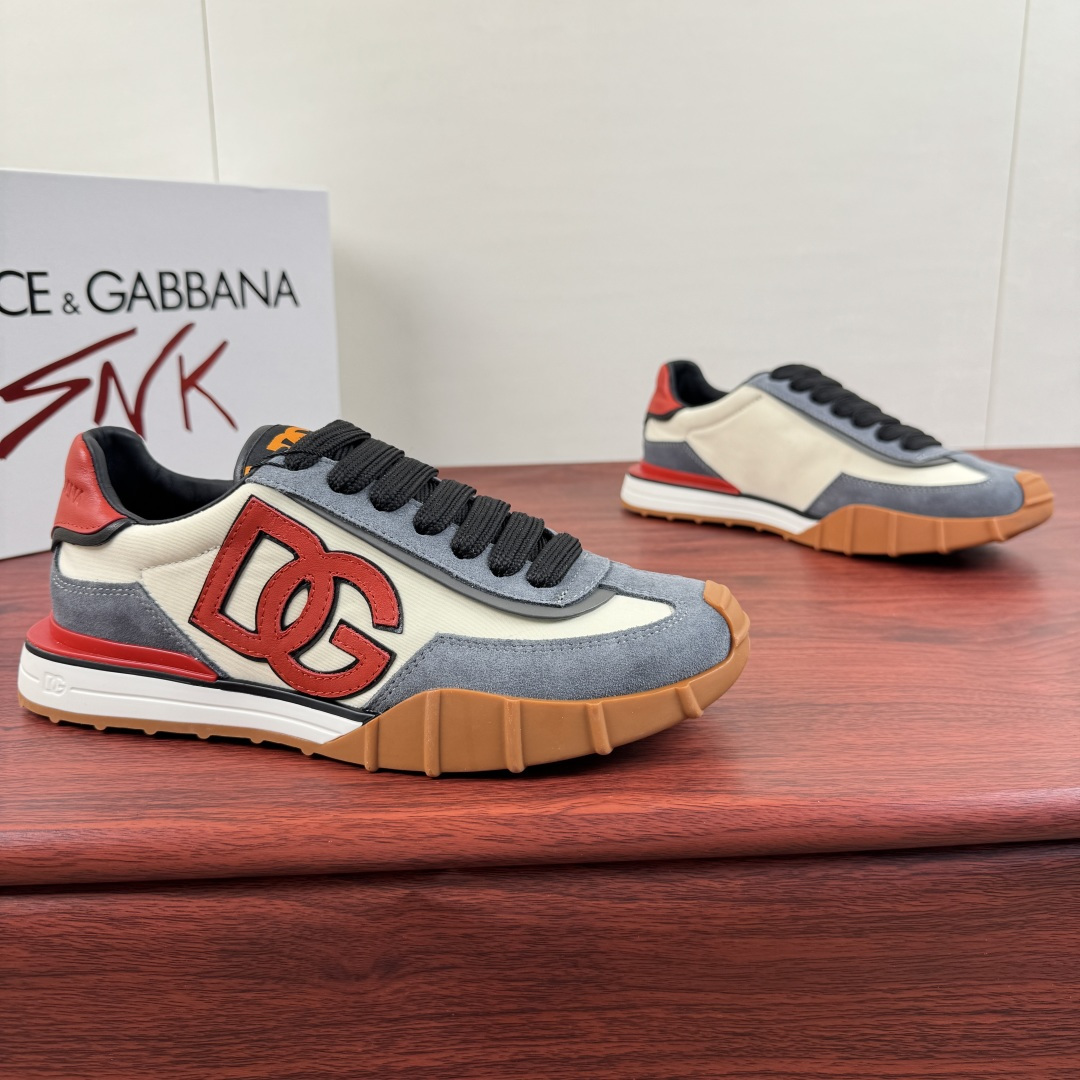 NO:852014,Batch Dolce&Gabbana/Dolce & Gabbana Men's Athletic Fabric Sneakers  This sneaker is made of suede cow leather spliced with nylon fabric upper, embedded with calfskin trim details, and the capital 'DG' logo on the side is unique and contrasting in style. The style is fashionable and versatile. The shoe body is decorated with DG logos in many places, and the heel is decorated with an embossed logo logo, which presents a dazzling and modern new language. The cowhide lining is equipped with logo cowhide foot pads and a rubber outsole, making the upper foot fashionable and elegant!  Comes with a full set of packaging!  Size 39-40-41-42-43-44 Leather shoe size (38/45 can be customized but returns are not supported) Item number 8Z051 Gray,,Dolce&Gabbana,Dolce&Gabbana,sneakers,cowhide19860909批 Dolce&Gabbana/杜嘉班纳 男士Athletic织物运动鞋 这款运动鞋采用绒面牛皮革拼接尼龙织物鞋面,嵌入小牛皮饰边细节,侧面大写“DG”字母标识别具一格,撞色风格设计,款式时尚百搭.鞋身多处饰有DG标识,后跟饰有压纹logo标识,以一种耀眼而充满现代气息的新语言呈现.牛皮内里配以徽标牛皮垫脚,搭配橡胶大底,上脚时尚大气！配全套全包装！ 尺码39-40-41-42-43-44 皮鞋码（38/45可定做但不支持退换） 货号8Z051 灰色,,Dolce&Gabbana,Dolce&Gabbana,sneakers,cowhide,Men's shoes