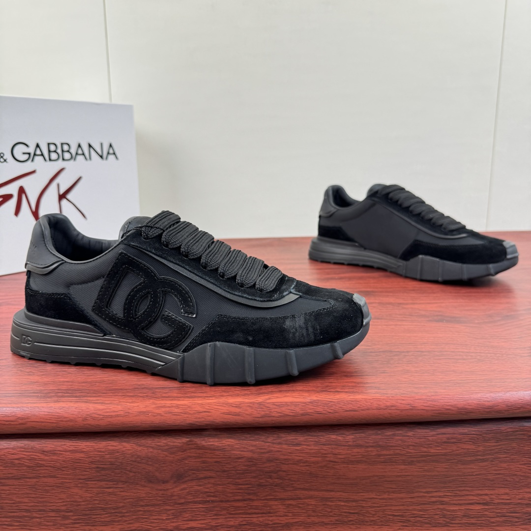 NO:852024,Batch Dolce&Gabbana/Dolce & Gabbana Men's Athletic Fabric Sneakers  This sneaker is made of suede cow leather spliced with nylon fabric upper, embedded with calfskin trim details, and the capital 'DG' logo on the side is unique and contrasting in style. The style is fashionable and versatile. The shoe body is decorated with DG logos in many places, and the heel is decorated with an embossed logo logo, which presents a dazzling and modern new language. The cowhide lining is equipped with logo cowhide foot pads and a rubber outsole, making the upper foot fashionable and elegant!  Comes with a full set of packaging!  Size 39-40-41-42-43-44 Leather shoe size (38/45 can be customized but does not support returns) Item No. 8Z051 Black,,Dolce&Gabbana,Dolce&Gabbana,sneakers,cowhide19860909批 Dolce&Gabbana/杜嘉班纳 男士Athletic织物运动鞋 这款运动鞋采用绒面牛皮革拼接尼龙织物鞋面,嵌入小牛皮饰边细节,侧面大写“DG”字母标识别具一格,撞色风格设计,款式时尚百搭.鞋身多处饰有DG标识,后跟饰有压纹logo标识,以一种耀眼而充满现代气息的新语言呈现.牛皮内里配以徽标牛皮垫脚,搭配橡胶大底,上脚时尚大气！配全套全包装！ 尺码39-40-41-42-43-44 皮鞋码（38/45可定做但不支持退换） 货号8Z051 黑色,,Dolce&Gabbana,Dolce&Gabbana,sneakers,cowhide,Men's shoes