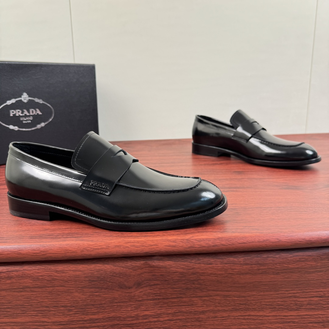 NO:853724,Batch Prada/Prada’s new men’s leather loafers!  This slender loafer combines craftsmanship elements with modern charm to create a traditional nostalgic style. It is designed in a solid color and simple style and decorated with leather buckles of the same color. The triangle represents the logo details, which are eye-catchingly embellished on the front of the shoe body. Selected high-quality glossy surface  Cowhide/matte cowhide/cross-patterned classic cowhide demonstrates light luxury and elegance. P’s original leather soles have composite rubber patches on the heel and forefoot, which are wear-resistant and non-slip and can protect the leather soles well. The calf lining is extremely comfortable and comes with a full set of packaging!  Size 39-40-41-42-43-44 Leather shoe size (can be customized to 38.45) Item number 2DB236 black bright, prada, prada, loafers, cowhide19860909批 Prada/普拉达 新款男士皮革乐福鞋！ 这款廓形修长的乐福鞋将工致元素与摩登魅力融合,塑造传统怀旧风格.纯色简约风格设计同色系真皮扣带装饰,三角表示logo细节,此处醒目点缀于鞋身正面.甄选优质亮面牛皮/哑光牛皮/十字纹经典牛皮革演绎轻奢典雅,P家原厂真皮鞋底,后跟前掌都有复合橡胶贴片,耐磨防滑又能极好的保护真皮鞋底,全小牛内里上脚舒适度极好,配全套包装！ 尺码39-40-41-42-43-44皮鞋尺码（可定制38.45） 货号2DB236 黑亮,,prada,prada,loafers,cowhide,Men's shoes
