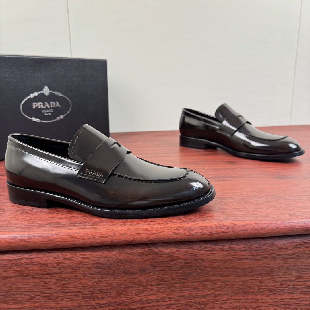 NO:853735,Batch Prada/Prada’s new men’s leather loafers!  This slender loafer combines craftsmanship elements with modern charm to create a traditional nostalgic style. It is designed in a solid color and simple style and decorated with leather buckles of the same color. The triangle represents the logo details, which are eye-catchingly embellished on the front of the shoe body. Selected high-quality glossy surface  Cowhide/matte cowhide/cross-patterned classic cowhide demonstrates light luxury and elegance. P’s original leather soles have composite rubber patches on the heel and forefoot, which are wear-resistant and non-slip and can protect the leather soles well. The calf lining is extremely comfortable and comes with a full set of packaging!  Size 39-40-41-42-43-44 Leather shoe size (can be customized to 38.45) Item number 2DB236 Hongliang, prada, prada, loafers, cowhide19860909批 Prada/普拉达 新款男士皮革乐福鞋！ 这款廓形修长的乐福鞋将工致元素与摩登魅力融合,塑造传统怀旧风格.纯色简约风格设计同色系真皮扣带装饰,三角表示logo细节,此处醒目点缀于鞋身正面.甄选优质亮面牛皮/哑光牛皮/十字纹经典牛皮革演绎轻奢典雅,P家原厂真皮鞋底,后跟前掌都有复合橡胶贴片,耐磨防滑又能极好的保护真皮鞋底,全小牛内里上脚舒适度极好,配全套包装！ 尺码39-40-41-42-43-44皮鞋尺码（可定制38.45） 货号2DB236红亮,,prada,prada,loafers,cowhide,Men's shoes