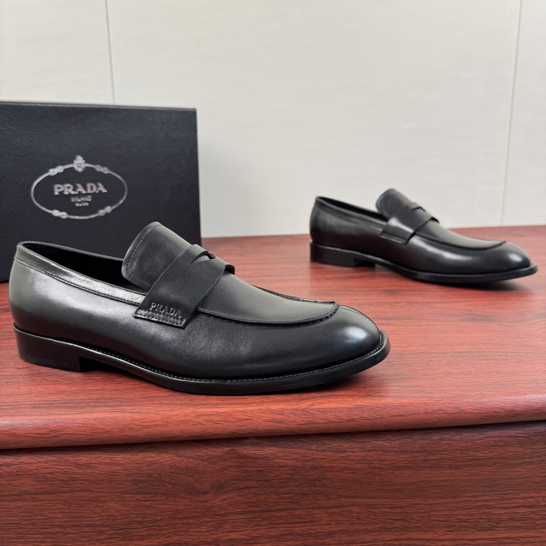 NO:853747,Batch Prada/Prada’s new men’s leather loafers!  This slender loafer combines craftsmanship elements with modern charm to create a traditional nostalgic style. It is designed in a solid color and simple style and decorated with leather buckles of the same color. The triangle represents the logo details, which are eye-catchingly embellished on the front of the shoe body. Selected high-quality glossy surface  Cowhide/matte cowhide/cross-patterned classic cowhide demonstrates light luxury and elegance. P’s original leather soles have composite rubber patches on the heel and forefoot, which are wear-resistant and non-slip and can protect the leather soles well. The calf lining is extremely comfortable and comes with a full set of packaging!  Size 39-40-41-42-43-44 leather shoe size (can be customized to 38.45) Item number 2DB236 black cow, prada, prada, loafers, cowhide19860909批 Prada/普拉达 新款男士皮革乐福鞋！ 这款廓形修长的乐福鞋将工致元素与摩登魅力融合,塑造传统怀旧风格.纯色简约风格设计同色系真皮扣带装饰,三角表示logo细节,此处醒目点缀于鞋身正面.甄选优质亮面牛皮/哑光牛皮/十字纹经典牛皮革演绎轻奢典雅,P家原厂真皮鞋底,后跟前掌都有复合橡胶贴片,耐磨防滑又能极好的保护真皮鞋底,全小牛内里上脚舒适度极好,配全套包装！ 尺码39-40-41-42-43-44皮鞋尺码（可定制38.45） 货号2DB236 黑牛,,prada,prada,loafers,cowhide,Men's shoes