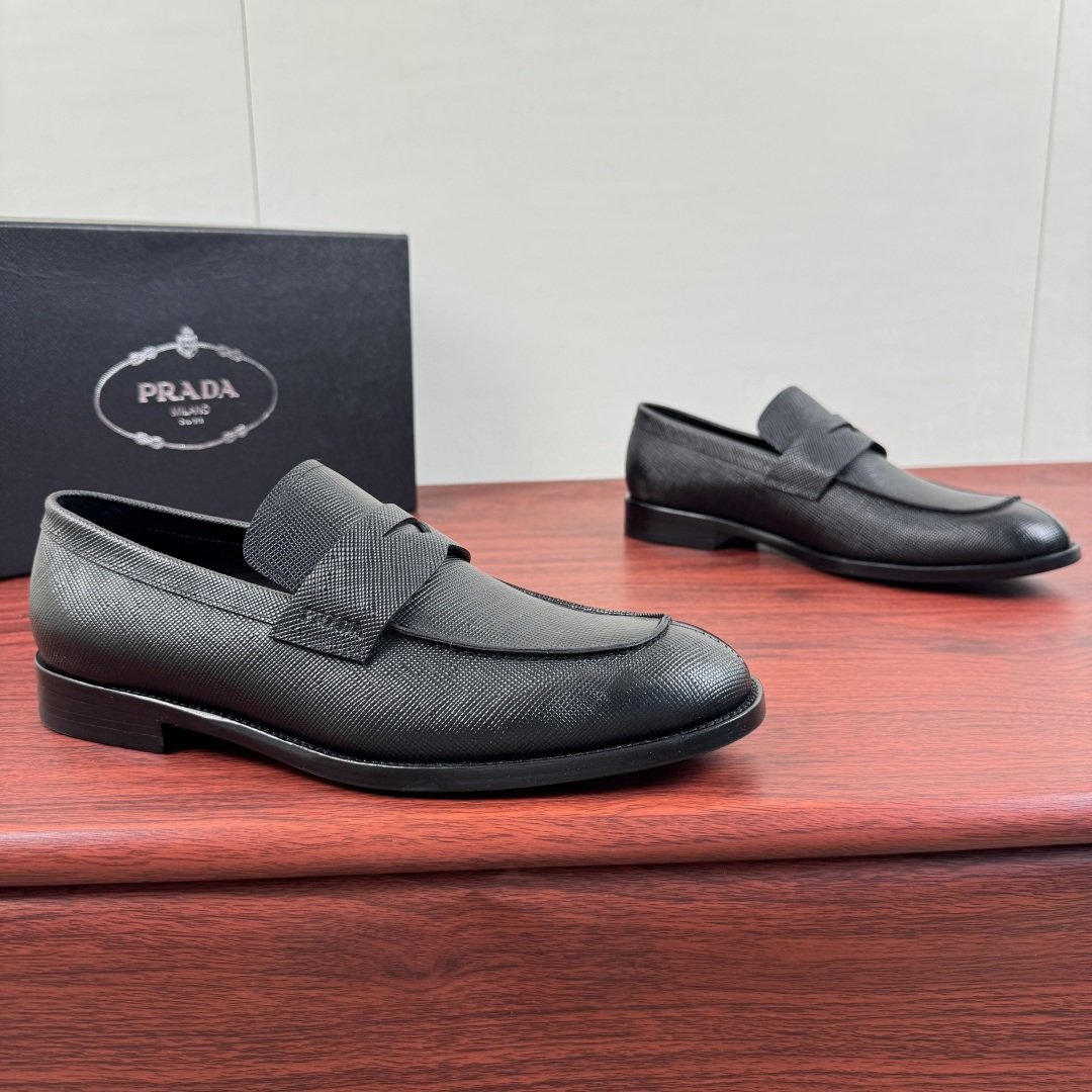 NO:853754,Batch Prada/Prada’s new men’s leather loafers!  This slender loafer combines craftsmanship elements with modern charm to create a traditional nostalgic style. It is designed in a solid color and simple style and decorated with leather buckles of the same color. The triangle represents the logo details, which are eye-catchingly embellished on the front of the shoe body. Selected high-quality glossy surface  Cowhide/matte cowhide/cross-patterned classic cowhide demonstrates light luxury and elegance. P’s original leather soles have composite rubber patches on the heel and forefoot, which are wear-resistant and non-slip and can protect the leather soles well. The calf lining is extremely comfortable and comes with a full set of packaging!  Size 39-40-41-42-43-44 leather shoe size (can be customized to 38.45) Item number 2DB236 black cross pattern, prada, prada, loafers, cowhide19860909批 Prada/普拉达 新款男士皮革乐福鞋！ 这款廓形修长的乐福鞋将工致元素与摩登魅力融合,塑造传统怀旧风格.纯色简约风格设计同色系真皮扣带装饰,三角表示logo细节,此处醒目点缀于鞋身正面.甄选优质亮面牛皮/哑光牛皮/十字纹经典牛皮革演绎轻奢典雅,P家原厂真皮鞋底,后跟前掌都有复合橡胶贴片,耐磨防滑又能极好的保护真皮鞋底,全小牛内里上脚舒适度极好,配全套包装！ 尺码39-40-41-42-43-44皮鞋尺码（可定制38.45） 货号2DB236 黑十字纹,,prada,prada,loafers,cowhide,Men's shoes