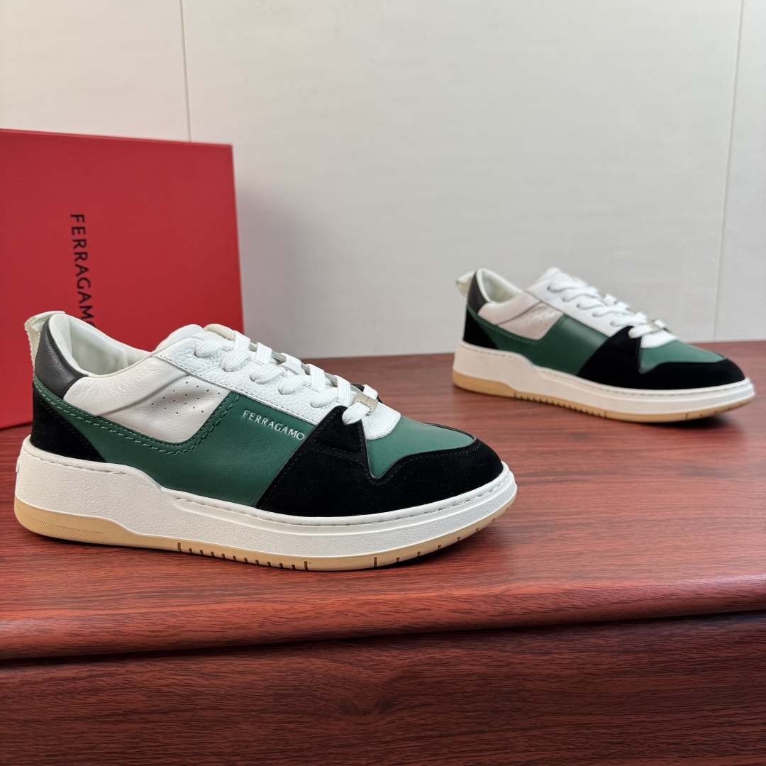 NO:854277,Batch Ferragamo/Ferragamo's new men's leather sneakers!  The top quality original goods produced in Guan Guan. The leather version is full of pressure. It supports comparison and instantly kills all market currencies. Look at the details!  !  These low-top casual shoes are made of high-quality calf leather and decorated with suede and leather inserts. They are inspired by the style of basketball shoes in the 1990s, with Gancini inserts on the sides adding a touch of classic style. They are equipped with a lightweight rubber sole decorated with knurled edges and custom grooves. Lightweight and breathable, simple and versatile, packed in original box. Size 39-40-41-42-43-44 Leather shoe size  Item No. 0769615 Leather black and green, ferragamo, ferragamo, sneakers, cowhide, chamois leather19860909批 Ferragamo/菲拉格慕 新款男士皮革运动鞋！ 莞产顶级原单猛货 皮料版型满满压迫感,支持对比 秒杀一切市场通货看细节！！ 这款低帮休闲鞋选用优质小牛皮革制成,饰有麂皮及皮革嵌饰.其灵感源自九十年代篮球鞋风格,侧面Gancini嵌饰增添些许经典风范.配以轻盈橡胶鞋底,其上饰有滚花边缘和定制沟纹.轻质透气,简约百搭,原盒包装 尺码39-40-41-42-43-44皮鞋尺码 货号0769615皮面黑绿,,ferragamo,ferragamo,sneakers,cowhide,chamois leather,Men's shoes
