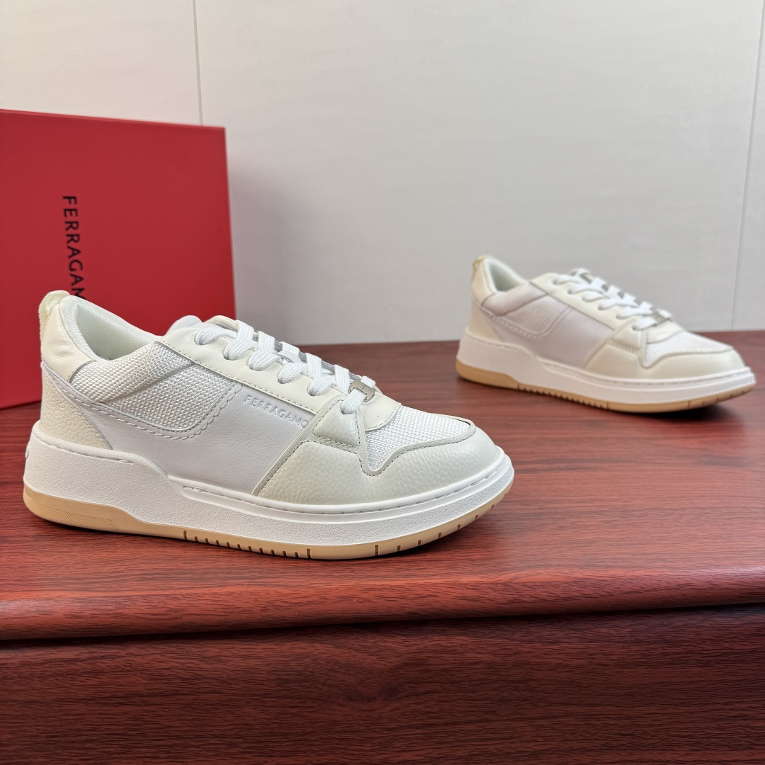 NO:854297,Batch Ferragamo/Ferragamo's new men's leather sneakers!  The top quality original goods produced in Guan Guan. The leather version is full of pressure. It supports comparison and instantly kills all market currencies. Look at the details!  !  These low-top casual shoes are made from technical mesh with suede and leather inserts. Inspired by the style of basketball shoes from the 1990s, Gancini inserts on the sides add a classic touch. They are equipped with a lightweight rubber sole with knurled edges and custom grooves. Size 39-40-41-42-43-44 Leather shoe size Item No. 0769615 Leather and Velvet  White,,ferragamo,ferragamo,sneakers,chamois leather19860909批 Ferragamo/菲拉格慕 新款男士皮革运动鞋！ 莞产顶级原单猛货 皮料版型满满压迫感,支持对比 秒杀一切市场通货看细节！！ 这款低帮休闲鞋选用高科技网眼面料制成,饰有麂皮及皮革嵌饰.其灵感源自九十年代篮球鞋风格,侧面Gancini嵌饰增添些许经典风范.配以轻盈橡胶鞋底,其上饰有滚花边缘和定制沟纹. 尺码39-40-41-42-43-44皮鞋尺码 货号0769615皮拼绒 白色,,ferragamo,ferragamo,sneakers,chamois leather,Men's shoes