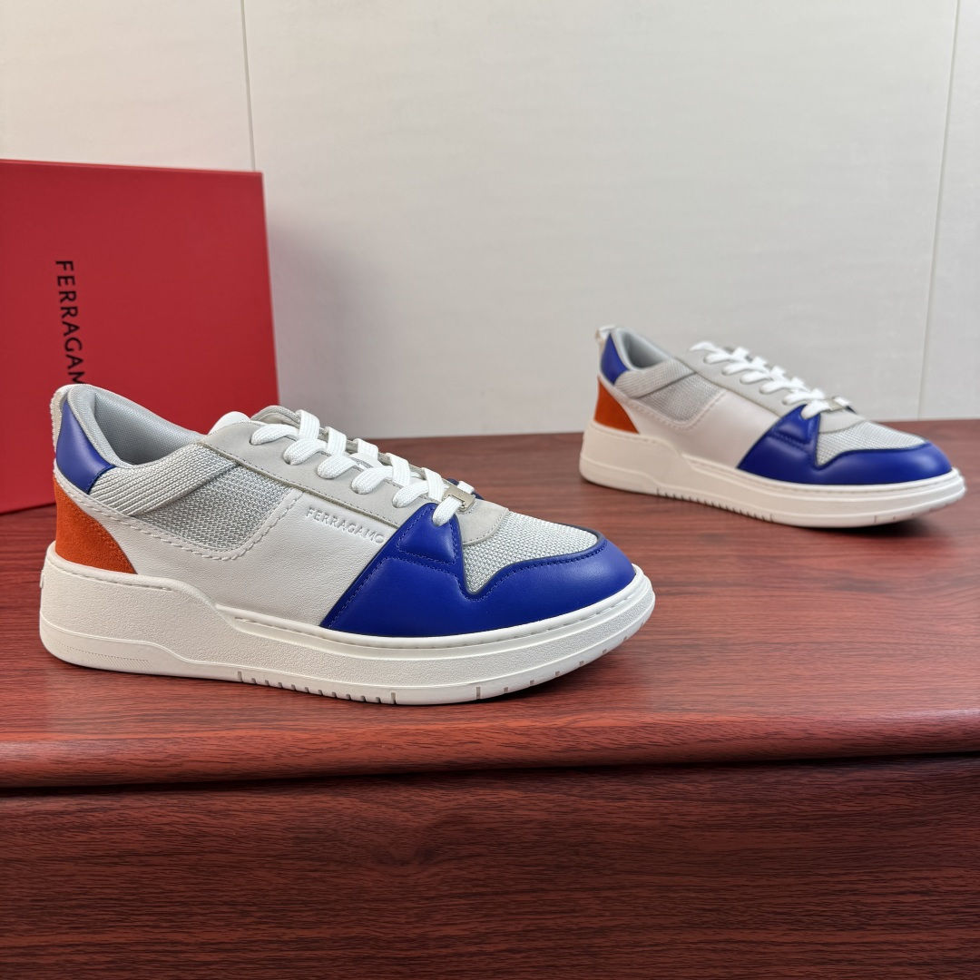 NO:854306,Batch Ferragamo/Ferragamo's new men's leather sneakers!  The top quality original goods produced in Guan Guan. The leather version is full of pressure. It supports comparison and instantly kills all market currencies. Look at the details!  !  These low-top casual shoes are made from technical mesh fabric with suede and leather inserts. Inspired by the style of basketball shoes in the 1990s, Gancini inserts on the sides add a touch of classic style. They are equipped with a lightweight rubber sole with knurled edges and custom grooves. Size 39-40-41-42-43-44 Leather shoe size  Item No. 0769615 leather and velvet white and blue, ferragamo, ferragamo, sneakers, chamois leather19860909批 Ferragamo/菲拉格慕 新款男士皮革运动鞋！ 莞产顶级原单猛货 皮料版型满满压迫感,支持对比 秒杀一切市场通货看细节！！ 这款低帮休闲鞋选用高科技网眼面料制成,饰有麂皮及皮革嵌饰.其灵感源自九十年代篮球鞋风格,侧面Gancini嵌饰增添些许经典风范.配以轻盈橡胶鞋底,其上饰有滚花边缘和定制沟纹. 尺码39-40-41-42-43-44皮鞋尺码 货号0769615皮拼绒白蓝,,ferragamo,ferragamo,sneakers,chamois leather,Men's shoes