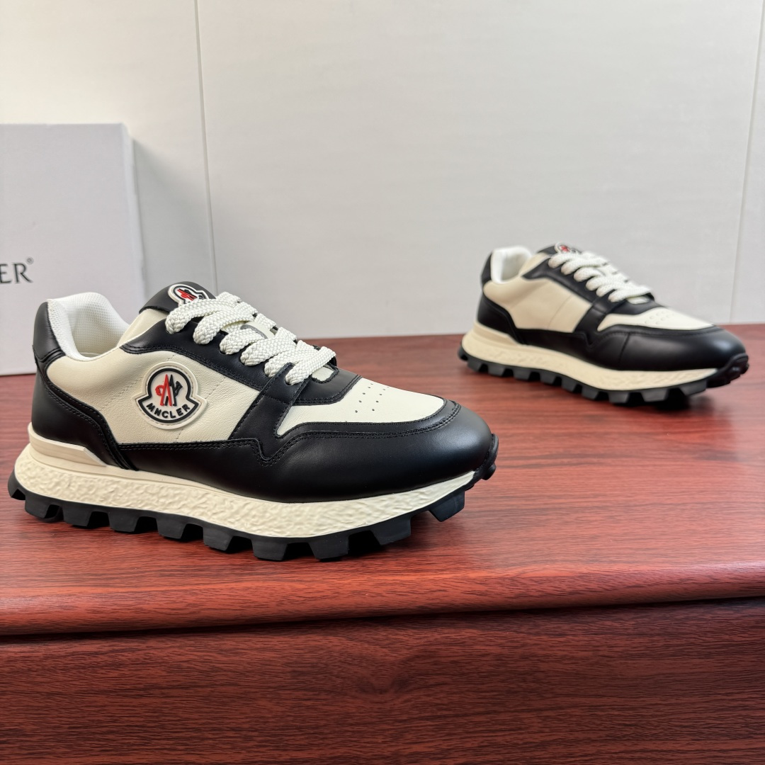 NO:854218,Batch Moncler/Moncler Trailgrip men's contrasting leather sneakers, the show version is shipped first!  Outstanding comfort performance - suitable for various activities, providing light care for your steps, lightweight and thick soles, simple and versatile, the first choice for travel in light luxury style!  Select high-quality and lightweight cow leather upper, European and American classic last shape, round toe smooth cowhide, stitched with contrasting color calf leather upper  , details of the classic MONCLER badge logo on the tongue and outer waist, genuine leather + latex insole, carbon fiber between the midsole and bottom surface to increase resilience, technical mesh lining, enhance the permeability of the shoes, and provide a comfortable cushioning effect, ultra-light rubber foam sole, composite super soybean rubber bottom layer, strong grip and excellent comfort, leather workmanship depends on the details, heavy-duty craftsmanship, first shipment, with full set of packaging!  Size 39-40-41-42-43-44 Standard leather shoe size (38.45.46 can be customized and does not support returns) Item No. 1211-2 White and black, Moncler, sneakers, cowhide19860909批 Moncler/盟可睐 Trailgrip男士撞色皮革运动鞋,秀场版领先出货！ 出众舒适性能--适合各种活动穿着,为步伐提供轻盈呵护,轻质厚底简约百搭轻奢风出行首选推荐！ 甄选优质轻盈的牛皮革材质鞋面,欧美经典楦型,圆头光滑牛皮 拼接撞色小牛皮革鞋面 ,鞋舌与外腰经典MONCLER徽章标识细节,真皮+乳胶鞋垫,中底和底面之间的碳纤维增加回弹力,科技网眼衬里,增强鞋履的通透性,并提供舒适的缓冲效果,超轻橡胶发泡鞋底,复合超大豆豆橡胶底层,抓地力强且舒适度极好,皮料做工看细节,重工打造精品首发出货,配全套包装！ 尺码39-40-41-42-43-44 标准皮鞋码（38.45.46可定做不支持退换） 货号1211-2 白黑,,Moncler,sneakers,cowhide,Men's shoes