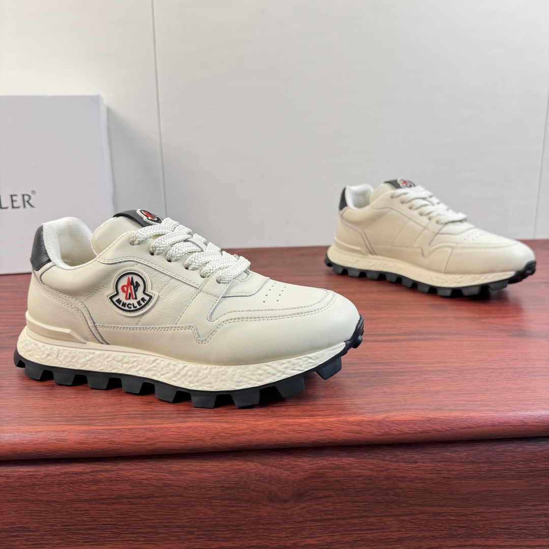 NO:854226,Batch Moncler/Moncler Trailgrip men's contrasting leather sneakers, the show version is shipped first!  Outstanding comfort performance - suitable for various activities, providing light care for your steps, lightweight and thick soles, simple and versatile, the first choice for travel in light luxury style!  Select high-quality and lightweight cow leather upper, European and American classic last shape, round toe smooth cowhide, stitched with contrasting color calf leather upper  , details of the classic MONCLER badge logo on the tongue and outer waist, genuine leather + latex insole, carbon fiber between the midsole and bottom surface to increase resilience, technical mesh lining, enhance the permeability of the shoes, and provide a comfortable cushioning effect, ultra-light rubber foam sole, composite super soybean rubber bottom layer, strong grip and excellent comfort, leather workmanship depends on the details, heavy-duty craftsmanship, first shipment, with full set of packaging!  Size 39-40-41-42-43-44 Standard leather shoe size (38.45.46 can be customized and does not support returns) Item No. 1211-2 White, Moncler, sneakers, cowhide19860909批 Moncler/盟可睐 Trailgrip男士撞色皮革运动鞋,秀场版领先出货！ 出众舒适性能--适合各种活动穿着,为步伐提供轻盈呵护,轻质厚底简约百搭轻奢风出行首选推荐！ 甄选优质轻盈的牛皮革材质鞋面,欧美经典楦型,圆头光滑牛皮 拼接撞色小牛皮革鞋面 ,鞋舌与外腰经典MONCLER徽章标识细节,真皮+乳胶鞋垫,中底和底面之间的碳纤维增加回弹力,科技网眼衬里,增强鞋履的通透性,并提供舒适的缓冲效果,超轻橡胶发泡鞋底,复合超大豆豆橡胶底层,抓地力强且舒适度极好,皮料做工看细节,重工打造精品首发出货,配全套包装！ 尺码39-40-41-42-43-44 标准皮鞋码（38.45.46可定做不支持退换） 货号1211-2 白色,,Moncler,sneakers,cowhide,Men's shoes