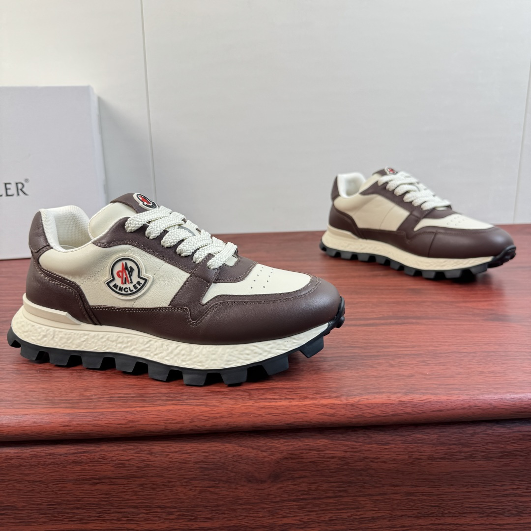 NO:854237,Batch Moncler/Moncler Trailgrip men's contrasting leather sneakers, the show version is shipped first!  Outstanding comfort performance - suitable for various activities, providing light care for your steps, lightweight and thick soles, simple and versatile, the first choice for travel in light luxury style!  Select high-quality and lightweight cow leather upper, European and American classic last shape, round toe smooth cowhide, stitched with contrasting color calf leather upper  , details of the classic MONCLER badge logo on the tongue and outer waist, genuine leather + latex insole, carbon fiber between the midsole and bottom surface to increase resilience, technical mesh lining, enhance the permeability of the shoes, and provide a comfortable cushioning effect, ultra-light rubber foam sole, composite super soybean rubber bottom layer, strong grip and excellent comfort, leather workmanship depends on the details, heavy-duty craftsmanship, first shipment, with full set of packaging!  Size 39-40-41-42-43-44 Standard leather shoe size (38.45.46 can be customized and does not support returns) Item No. 1211-2 White coffee, Moncler, sneakers, cowhide19860909批 Moncler/盟可睐 Trailgrip男士撞色皮革运动鞋,秀场版领先出货！ 出众舒适性能--适合各种活动穿着,为步伐提供轻盈呵护,轻质厚底简约百搭轻奢风出行首选推荐！ 甄选优质轻盈的牛皮革材质鞋面,欧美经典楦型,圆头光滑牛皮 拼接撞色小牛皮革鞋面 ,鞋舌与外腰经典MONCLER徽章标识细节,真皮+乳胶鞋垫,中底和底面之间的碳纤维增加回弹力,科技网眼衬里,增强鞋履的通透性,并提供舒适的缓冲效果,超轻橡胶发泡鞋底,复合超大豆豆橡胶底层,抓地力强且舒适度极好,皮料做工看细节,重工打造精品首发出货,配全套包装！ 尺码39-40-41-42-43-44 标准皮鞋码（38.45.46可定做不支持退换） 货号1211-2 白咖,,Moncler,sneakers,cowhide,Men's shoes