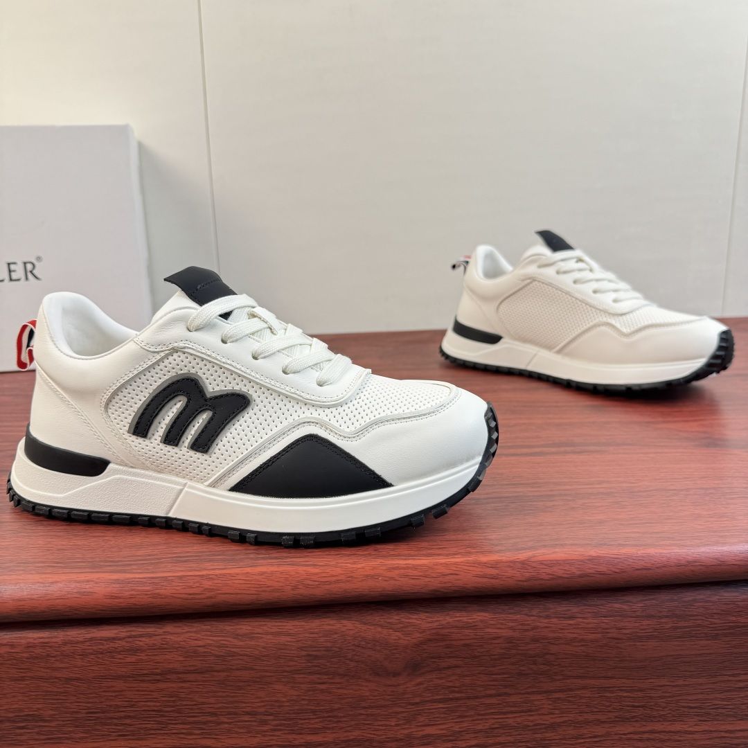 NO:854245,Batch of Moncler/Moncler Trailgrip men's leather sneakers, the show version is shipped first!  Outstanding comfort performance - suitable for various activities, providing light care for your steps, lightweight and thick soles, simple and versatile, the first choice for travel in light luxury style!  This casual shoe is made of high-quality and lightweight cow leather material upper, classic sports last shape, round toe smooth cowhide stitching and punched calf leather upper  , enlarged M badge logo details on the outer waist, classic red and white webbing details on the rear, genuine leather + latex insoles, carbon fiber between the midsole and bottom surface to increase resilience, technological mesh lining, enhance the permeability of the shoes, and provide comfortable cushioning effect, ultra-light TPU injection molded soles, strong grip and excellent comfort, leather workmanship depends on the details, heavy-duty craftsmanship, first shipment, with full set of packaging!  Size 39-40-41-42-43-44 Standard leather shoe size (38.45.46 can be customized and does not support returns) Item number 181-01-1 white and black, Moncler, sneakers, cowhide19860909批 Moncler/盟可睐 Trailgrip 男士皮革运动鞋,秀场版领先出货！ 出众舒适性能--适合各种活动穿着,为步伐提供轻盈呵护,轻质厚底简约百搭轻奢风出行首选推荐！ 此款休闲鞋甄选优质轻盈的牛皮革材质鞋面,经典运动楦型,圆头光滑牛皮拼接冲孔小牛皮革鞋面 ,外腰加大M徽章标识细节,后置经典红白织带细节,真皮+乳胶鞋垫,中底和底面之间的碳纤维增加回弹力,科技网眼衬里,增强鞋履的通透性,并提供舒适的缓冲效果,超轻TPU注塑鞋底,抓地力强且舒适度极好,皮料做工看细节,重工打造精品首发出货,配全套包装！ 尺码39-40-41-42-43-44 标准皮鞋码（38.45.46可定做不支持退换） 货号181-01-1白黑,,Moncler,sneakers,cowhide,Men's shoes