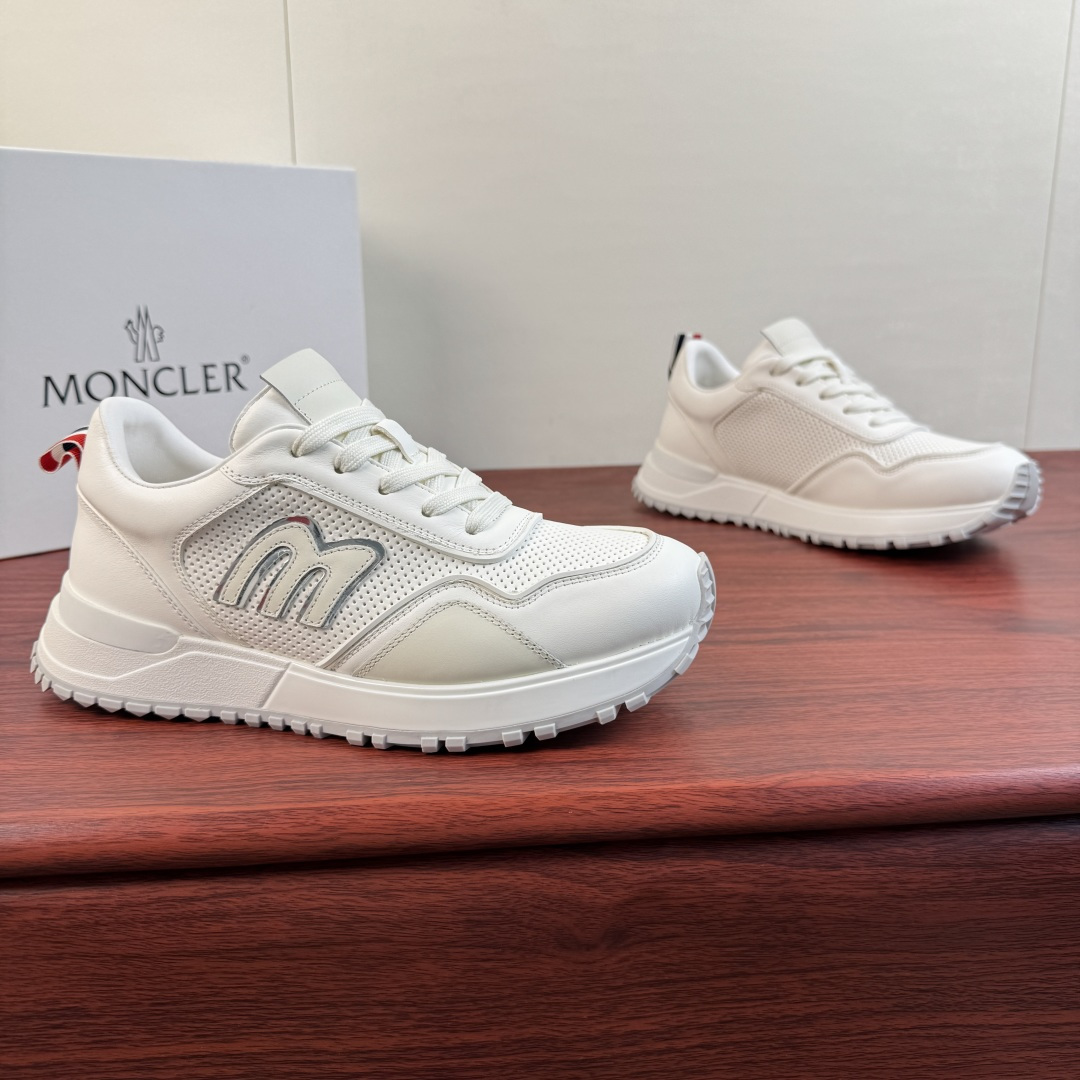 NO:854256,Batch of Moncler/Moncler Trailgrip men's leather sneakers, the show version is shipped first!  Outstanding comfort performance - suitable for various activities, providing light care for your steps, lightweight and thick soles, simple and versatile, the first choice for travel in light luxury style!  This casual shoe is made of high-quality and lightweight cow leather material upper, classic sports last shape, round toe smooth cowhide stitching and punched calf leather upper  , enlarged M badge logo details on the outer waist, classic red and white webbing details on the rear, genuine leather + latex insoles, carbon fiber between the midsole and bottom surface to increase resilience, technological mesh lining, enhance the permeability of the shoes, and provide comfortable cushioning effect, ultra-light TPU injection molded soles, strong grip and excellent comfort, leather workmanship depends on the details, heavy-duty craftsmanship, first shipment, with full set of packaging!  Size 39-40-41-42-43-44 Standard leather shoe size (38.45.46 can be customized and does not support returns) Item No. 181-01-1 White, Moncler, sneakers, cowhide19860909批 Moncler/盟可睐 Trailgrip 男士皮革运动鞋,秀场版领先出货！ 出众舒适性能--适合各种活动穿着,为步伐提供轻盈呵护,轻质厚底简约百搭轻奢风出行首选推荐！ 此款休闲鞋甄选优质轻盈的牛皮革材质鞋面,经典运动楦型,圆头光滑牛皮拼接冲孔小牛皮革鞋面 ,外腰加大M徽章标识细节,后置经典红白织带细节,真皮+乳胶鞋垫,中底和底面之间的碳纤维增加回弹力,科技网眼衬里,增强鞋履的通透性,并提供舒适的缓冲效果,超轻TPU注塑鞋底,抓地力强且舒适度极好,皮料做工看细节,重工打造精品首发出货,配全套包装！ 尺码39-40-41-42-43-44 标准皮鞋码（38.45.46可定做不支持退换） 货号181-01-1 白色,,Moncler,sneakers,cowhide,Men's shoes