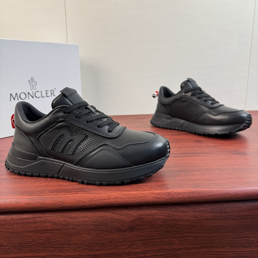 NO:854266,Batch of Moncler/Moncler Trailgrip men's leather sneakers, the show version is shipped first!  Outstanding comfort performance - suitable for various activities, providing light care for your steps, lightweight and thick soles, simple and versatile, the first choice for travel in light luxury style!  This casual shoe is made of high-quality and lightweight cow leather material upper, classic sports last shape, round toe smooth cowhide stitching and punched calf leather upper  , enlarged M badge logo details on the outer waist, classic red and white webbing details on the rear, genuine leather + latex insoles, carbon fiber between the midsole and bottom surface to increase resilience, technological mesh lining, enhance the permeability of the shoes, and provide comfortable cushioning effect, ultra-light TPU injection molded soles, strong grip and excellent comfort, leather workmanship depends on the details, heavy-duty craftsmanship, first shipment, with full set of packaging!  Size 39-40-41-42-43-44 Standard leather shoe size (38.45.46 can be customized and does not support returns) Item No. 181-01-1 Black, Moncler, sneakers, cowhide19860909批 Moncler/盟可睐 Trailgrip 男士皮革运动鞋,秀场版领先出货！ 出众舒适性能--适合各种活动穿着,为步伐提供轻盈呵护,轻质厚底简约百搭轻奢风出行首选推荐！ 此款休闲鞋甄选优质轻盈的牛皮革材质鞋面,经典运动楦型,圆头光滑牛皮拼接冲孔小牛皮革鞋面 ,外腰加大M徽章标识细节,后置经典红白织带细节,真皮+乳胶鞋垫,中底和底面之间的碳纤维增加回弹力,科技网眼衬里,增强鞋履的通透性,并提供舒适的缓冲效果,超轻TPU注塑鞋底,抓地力强且舒适度极好,皮料做工看细节,重工打造精品首发出货,配全套包装！ 尺码39-40-41-42-43-44 标准皮鞋码（38.45.46可定做不支持退换） 货号181-01-1 黑色,,Moncler,sneakers,cowhide,Men's shoes