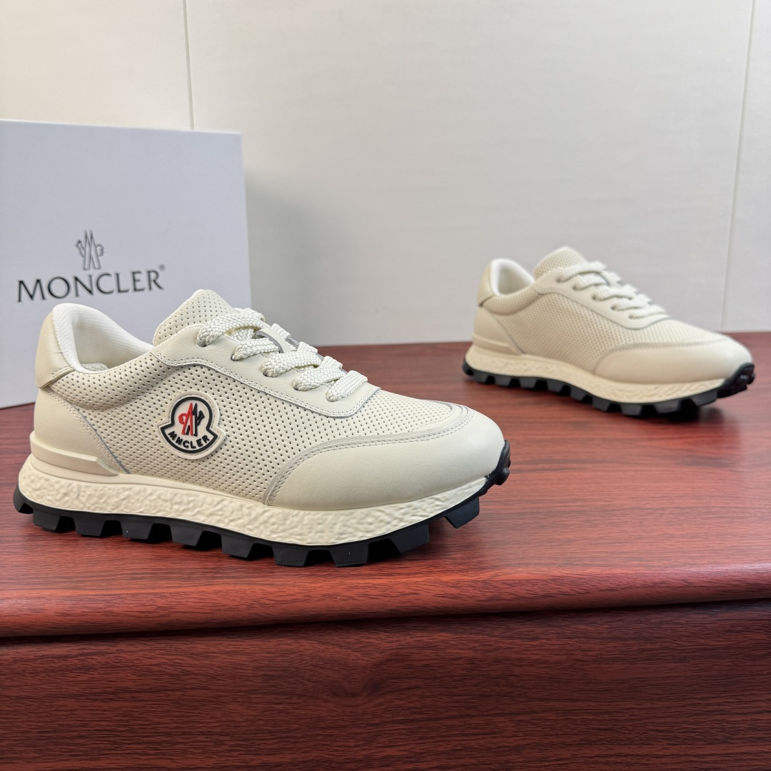 NO:854224,Batch Moncler/Moncler Trailgrip men's contrasting leather sneakers, the show version is shipped first!  Outstanding comfort performance - suitable for various activities, providing light care for your steps, lightweight and thick soles, simple and versatile, the first choice for travel in light luxury style!  Select high-quality and lightweight cow leather upper, European and American classic last shape, round toe smooth cowhide, stitched punched calf leather upper  Classic MONCLER badge logo details on the outer waist, genuine leather + latex insole, carbon fiber between the midsole and the bottom surface to increase resilience, technical mesh lining, enhance the permeability of the shoes, and provide comfortable cushioning effect, ultra-light rubber foam sole, composite super soybean rubber bottom layer, strong grip and excellent comfort, leather workmanship depends on the details, heavy-duty craftsmanship to create a high-quality first shipment, with a full set of packaging!  Size 39-40-41-42-43-44 Standard leather shoe size (38.45.46 can be customized and does not support returns) Item No. 627-03-1 White, Moncler, sneakers, cowhide19860909批 Moncler/盟可睐 Trailgrip男士撞色皮革运动鞋,秀场版领先出货！ 出众舒适性能--适合各种活动穿着,为步伐提供轻盈呵护,轻质厚底简约百搭轻奢风出行首选推荐！ 甄选优质轻盈的牛皮革材质鞋面,欧美经典楦型,圆头光滑牛皮 拼接冲孔小牛皮革鞋面 外腰经典MONCLER徽章标识细节,真皮+乳胶鞋垫,中底和底面之间的碳纤维增加回弹力,科技网眼衬里,增强鞋履的通透性,并提供舒适的缓冲效果,超轻橡胶发泡鞋底,复合超大豆豆橡胶底层,抓地力强且舒适度极好,皮料做工看细节,重工打造精品首发出货,配全套包装！ 尺码39-40-41-42-43-44 标准皮鞋码（38.45.46可定做不支持退换） 货号627-03-1 白色,,Moncler,sneakers,cowhide,Men's shoes