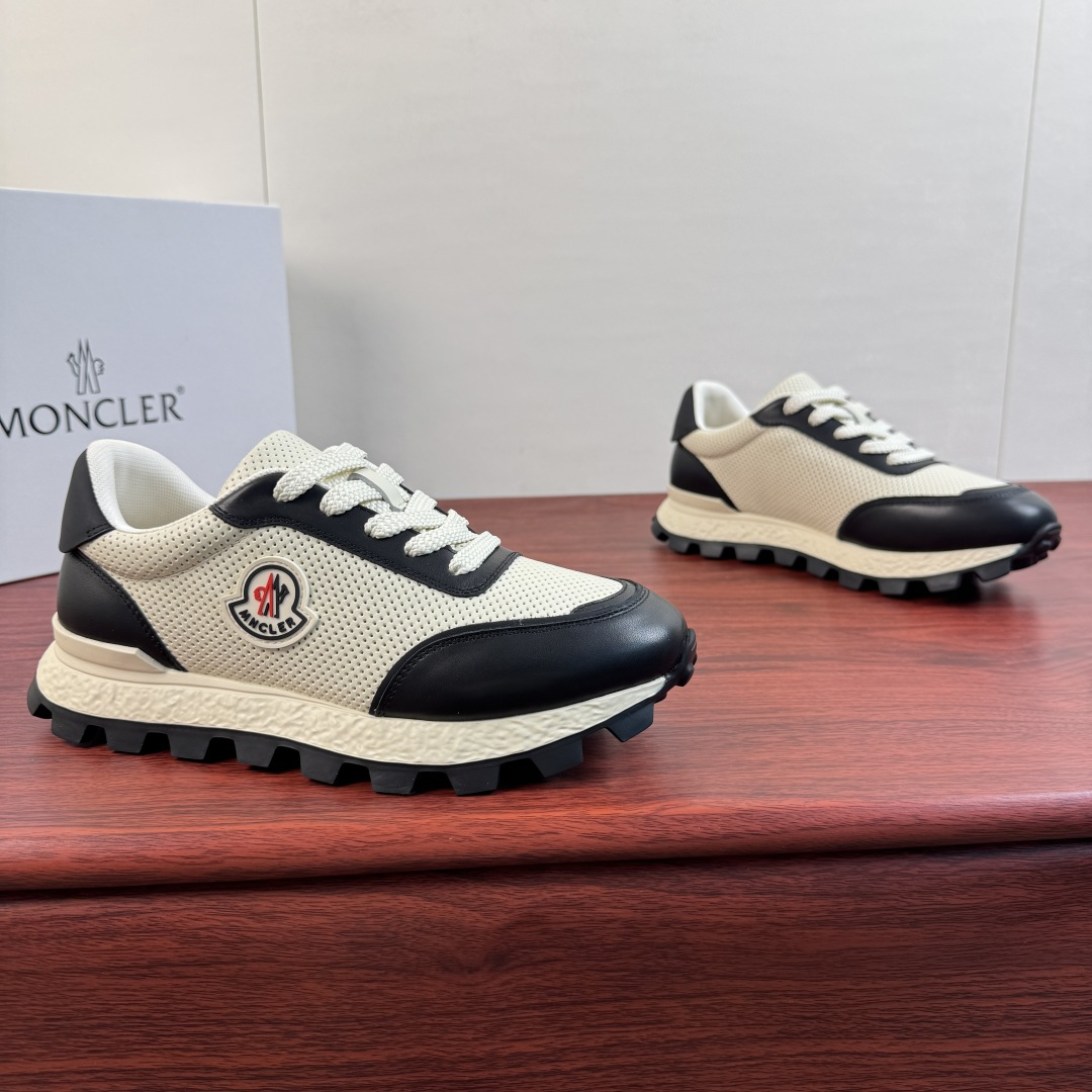 NO:854234,Batch Moncler/Moncler Trailgrip men's contrasting leather sneakers, the show version is shipped first!  Outstanding comfort performance - suitable for various activities, providing light care for your steps, lightweight and thick soles, simple and versatile, the first choice for travel in light luxury style!  Select high-quality and lightweight cow leather upper, European and American classic last shape, round toe smooth cowhide, stitched punched calf leather upper  Classic MONCLER badge logo details on the outer waist, genuine leather + latex insole, carbon fiber between the midsole and the bottom surface to increase resilience, technical mesh lining, enhance the permeability of the shoes, and provide comfortable cushioning effect, ultra-light rubber foam sole, composite super soybean rubber bottom layer, strong grip and excellent comfort, leather workmanship depends on the details, heavy-duty craftsmanship to create a high-quality first shipment, with a full set of packaging!  Size 39-40-41-42-43-44 Standard leather shoe size (38.45.46 can be customized and does not support returns) Item No. 627-03-1 White and black, Moncler, sneakers, cowhide19860909批 Moncler/盟可睐 Trailgrip男士撞色皮革运动鞋,秀场版领先出货！ 出众舒适性能--适合各种活动穿着,为步伐提供轻盈呵护,轻质厚底简约百搭轻奢风出行首选推荐！ 甄选优质轻盈的牛皮革材质鞋面,欧美经典楦型,圆头光滑牛皮 拼接冲孔小牛皮革鞋面 外腰经典MONCLER徽章标识细节,真皮+乳胶鞋垫,中底和底面之间的碳纤维增加回弹力,科技网眼衬里,增强鞋履的通透性,并提供舒适的缓冲效果,超轻橡胶发泡鞋底,复合超大豆豆橡胶底层,抓地力强且舒适度极好,皮料做工看细节,重工打造精品首发出货,配全套包装！ 尺码39-40-41-42-43-44 标准皮鞋码（38.45.46可定做不支持退换） 货号627-03-1 白黑,,Moncler,sneakers,cowhide,Men's shoes