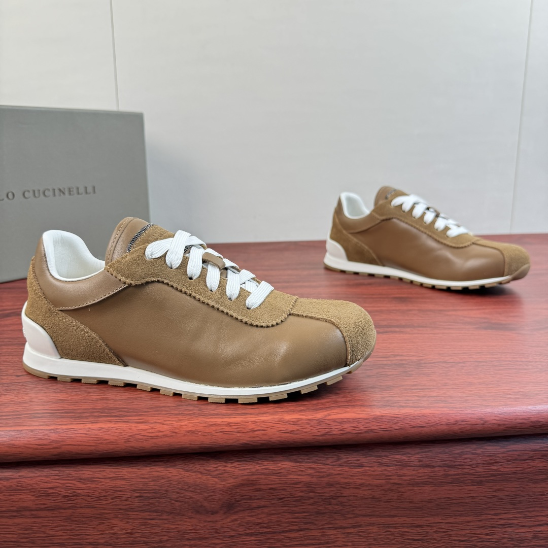 NO:885868,Batch Brunello Cucinelli couple's leather stitching moral training shoes!  Italian luxury brand Brunello Cucinelli's moral training shoes have launched a new golf and tennis series. They are made of smooth calf leather and suede cow leather. The tongue is embellished with an embossed logo and is decorated with fine beaded embroidery.  The details of the wave stitching are super exquisite. The shoe has a slender shape, a soft rubber sole design, and a full cowhide lining. It is comfortable to wear and can be easily used for commuting, sports, and travel. It is low-key and luxurious, versatile and can be easily worn regardless of style. It is a must-have item for 'old money style' wear!  Comes with drawer-style original box packaging and dust bag!  Women’s size 36-37-38-39-40 (35/41 can be customized and non-returnable) Men’s size 39-40-41-42-43-44 (45 can be customized and non-returnable) Standard leather shoe size Item No. 45452- Coffee, brunello cucinelli, cowhide19860909批 Brunello Cucinelli 情侣款皮革拼接德训鞋 ！ 意大利奢侈品牌BrunelloCucinelli的德训鞋,全新推出高尔夫网球系列款式,采用光滑小牛皮拼接绒面牛皮革打造,鞋舌点缀压纹logo标识,并饰以细镶珠线刺绣,波浪缝线细节超精致.鞋型修长,橡胶软薄底设计,全牛皮内里垫脚,穿着舒适,通勤,运动,出游都能轻松驾驭.低调奢华,百搭不挑风格,都能轻松hold住,是'老钱风'穿搭必备单品！配抽屉式原盒包装及防尘袋！ 女码36-37-38-39-40（35/41可定做不退换） 男码39-40-41-42-43-44（45可定做不退换） 标准皮鞋码 货号45452- 咖色,,brunello cucinelli,cowhide,Men's shoes