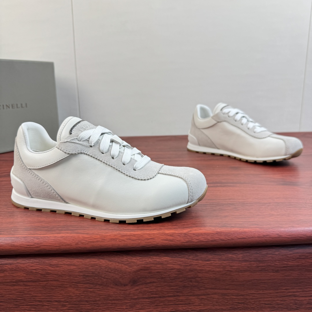 NO:885878,Batch Brunello Cucinelli couple's leather stitching moral training shoes!  Italian luxury brand Brunello Cucinelli's moral training shoes have launched a new golf and tennis series. They are made of smooth calf leather and suede cow leather. The tongue is embellished with an embossed logo and is decorated with fine beaded embroidery.  The details of the wave stitching are super exquisite. The shoe has a slender shape, a soft rubber sole design, and a full cowhide lining. It is comfortable to wear and can be easily used for commuting, sports, and travel. It is low-key and luxurious, versatile and can be easily worn regardless of style. It is a must-have item for 'old money style' wear!  Comes with drawer-style original box packaging and dust bag!  Women’s size 36-37-38-39-40 (35/41 can be customized and non-returnable) Men’s size 39-40-41-42-43-44 (45 can be customized and non-returnable) Standard leather shoe size Item No. 45452- White, brunello cucinelli, cowhide19860909批 Brunello Cucinelli 情侣款皮革拼接德训鞋 ！ 意大利奢侈品牌BrunelloCucinelli的德训鞋,全新推出高尔夫网球系列款式,采用光滑小牛皮拼接绒面牛皮革打造,鞋舌点缀压纹logo标识,并饰以细镶珠线刺绣,波浪缝线细节超精致.鞋型修长,橡胶软薄底设计,全牛皮内里垫脚,穿着舒适,通勤,运动,出游都能轻松驾驭.低调奢华,百搭不挑风格,都能轻松hold住,是'老钱风'穿搭必备单品！配抽屉式原盒包装及防尘袋！ 女码36-37-38-39-40（35/41可定做不退换） 男码39-40-41-42-43-44（45可定做不退换） 标准皮鞋码 货号45452- 白色,,brunello cucinelli,cowhide,Men's shoes