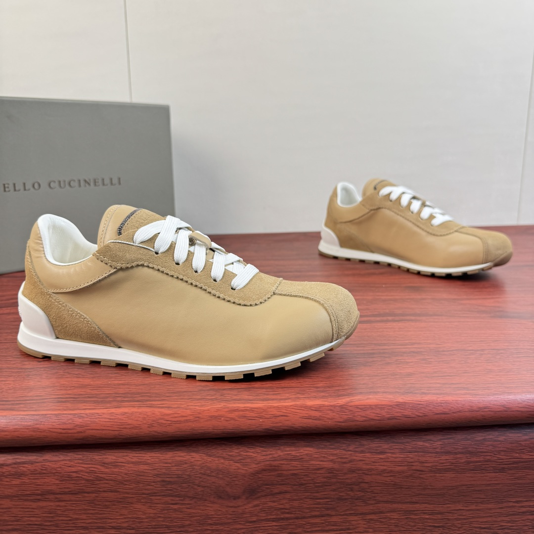 NO:885888,Batch Brunello Cucinelli couple's leather stitching moral training shoes!  Italian luxury brand Brunello Cucinelli's moral training shoes have launched a new golf and tennis series. They are made of smooth calf leather and suede cow leather. The tongue is embellished with an embossed logo and is decorated with fine beaded embroidery.  The details of the wave stitching are super exquisite. The shoe has a slender shape, a soft rubber sole design, and a full cowhide lining. It is comfortable to wear and can be easily used for commuting, sports, and travel. It is low-key and luxurious, versatile and can be easily worn regardless of style. It is a must-have item for 'old money style' wear!  Comes with drawer-style original box packaging and dust bag!  Women’s size 36-37-38-39-40 (35/41 can be customized and non-returnable) Men’s size 39-40-41-42-43-44 (45 can be customized and non-returnable) Standard leather shoe size Item number 45452- Khaki, brunello cucinelli, cowhide19860909批 Brunello Cucinelli 情侣款皮革拼接德训鞋 ！ 意大利奢侈品牌BrunelloCucinelli的德训鞋,全新推出高尔夫网球系列款式,采用光滑小牛皮拼接绒面牛皮革打造,鞋舌点缀压纹logo标识,并饰以细镶珠线刺绣,波浪缝线细节超精致.鞋型修长,橡胶软薄底设计,全牛皮内里垫脚,穿着舒适,通勤,运动,出游都能轻松驾驭.低调奢华,百搭不挑风格,都能轻松hold住,是'老钱风'穿搭必备单品！配抽屉式原盒包装及防尘袋！ 女码36-37-38-39-40（35/41可定做不退换） 男码39-40-41-42-43-44（45可定做不退换） 标准皮鞋码 货号45452- 卡其,,brunello cucinelli,cowhide,Men's shoes