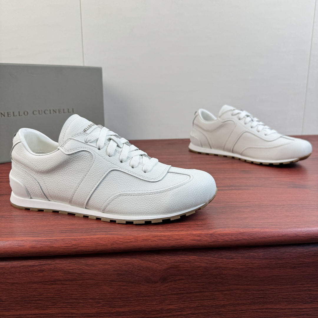 NO:885908,Batch Brunello Cucinelli couple's leather spliced ​​moral training shoes!  Italian luxury brand Brunello Cucinelli's moral shoes are made of grained cow leather and suede cow leather. The tongue is decorated with white leather and is embellished with a logo. The heel is decorated with a fine beaded embroidery ribbon. The shoe has a slender shape, a soft rubber sole design, and a full cowhide lining. It is comfortable to wear and can be easily used for commuting, sports, and travel. It is low-key and luxurious, versatile and can be easily worn regardless of style. It is a must-have item for 'old money style'!  Comes with drawer-style original box packaging and dust bag!  Women's size 36-37-38-39-40 (35, 41 can be customized and non-returnable) Men's size 39-40-41-42-43-44 (45 can be customized and non-returnable) Standard leather shoe size Item No. 45452- white grain, brunello cucinelli, cowhide19860909批 Brunello Cucinelli 情侣款皮革拼接德训鞋！ 意大利奢侈品牌BrunelloCucinelli的德训鞋,采用粒面牛皮革和绒面牛皮革打造,鞋舌饰以白色皮革并点缀logo标识,后跟饰以细镶珠线刺绣饰带,鞋型修长,橡胶软薄底设计,全牛皮内里垫脚,穿着舒适,通勤,运动,出游都能轻松驾驭.低调奢华,百搭不挑风格,都能轻松hold住,是'老钱风'穿搭必备单品！配抽屉式原盒包装及防尘袋！ 女码36-37-38-39-40（35,41可定做不退换） 男码39-40-41-42-43-44（45可定做不退换） 标准皮鞋码 货号45452- 白粒纹,,brunello cucinelli,cowhide,Men's shoes