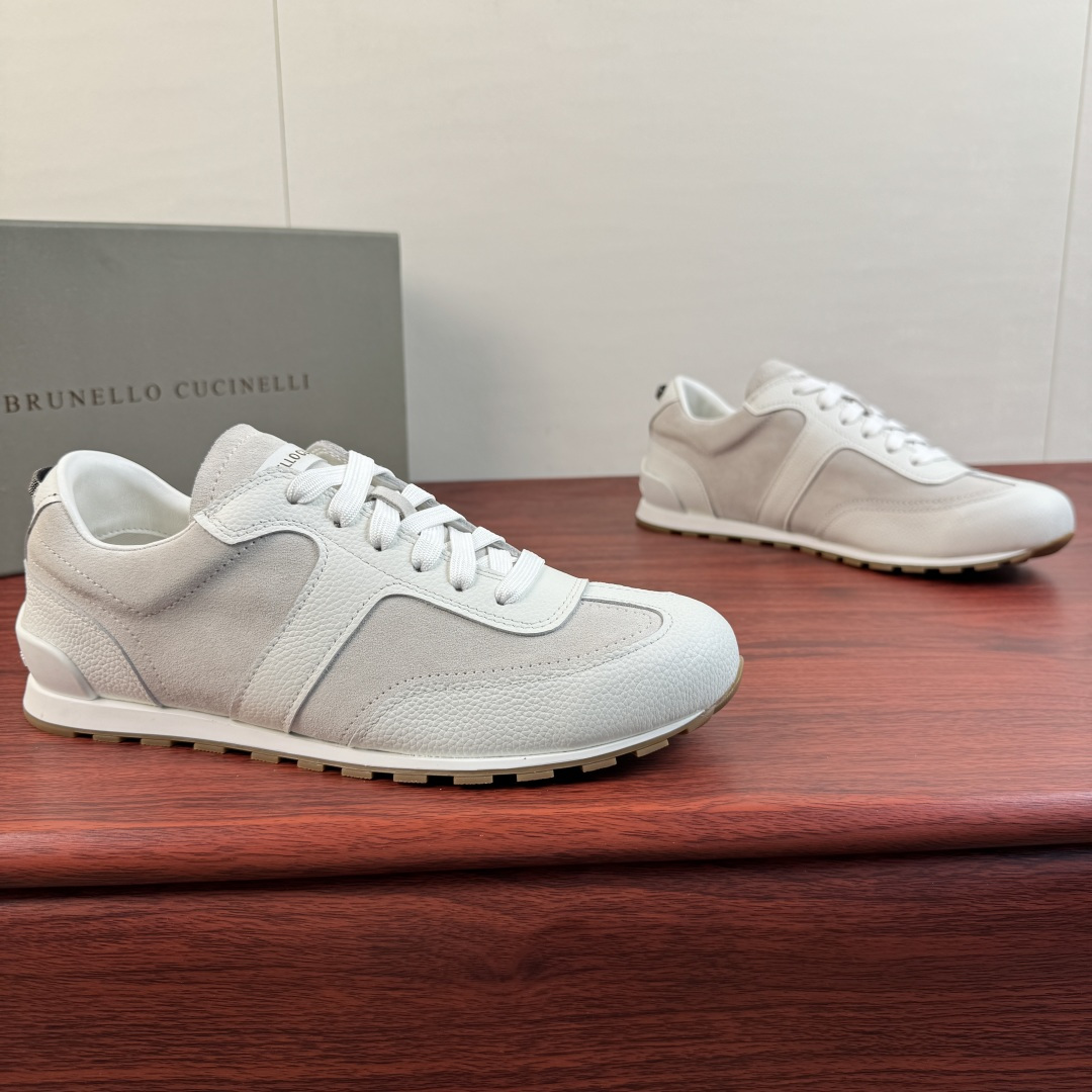 NO:885917,Batch Brunello Cucinelli couple's leather spliced ​​moral training shoes!  Italian luxury brand Brunello Cucinelli's moral shoes are made of grained cow leather and suede cow leather. The tongue is decorated with white leather and is embellished with a logo. The heel is decorated with a fine beaded embroidery ribbon. The shoe has a slender shape, a soft rubber sole design, and a full cowhide lining. It is comfortable to wear and can be easily used for commuting, sports, and travel. It is low-key and luxurious, versatile and can be easily worn regardless of style. It is a must-have item for 'old money style'!  Comes with drawer-style original box packaging and dust bag!  Women's size 36-37-38-39-40 (35, 41 can be customized and non-returnable) Men's size 39-40-41-42-43-44 (45 can be customized and non-refundable) Standard leather shoe size Item No. 45452- White leather, brunello cucinelli, cowhide19860909批 Brunello Cucinelli 情侣款皮革拼接德训鞋！ 意大利奢侈品牌BrunelloCucinelli的德训鞋,采用粒面牛皮革和绒面牛皮革打造,鞋舌饰以白色皮革并点缀logo标识,后跟饰以细镶珠线刺绣饰带,鞋型修长,橡胶软薄底设计,全牛皮内里垫脚,穿着舒适,通勤,运动,出游都能轻松驾驭.低调奢华,百搭不挑风格,都能轻松hold住,是'老钱风'穿搭必备单品！配抽屉式原盒包装及防尘袋！ 女码36-37-38-39-40（35,41可定做不退换） 男码39-40-41-42-43-44（45可定做不退换） 标准皮鞋码 货号45452- 白皮绒,,brunello cucinelli,cowhide,Men's shoes