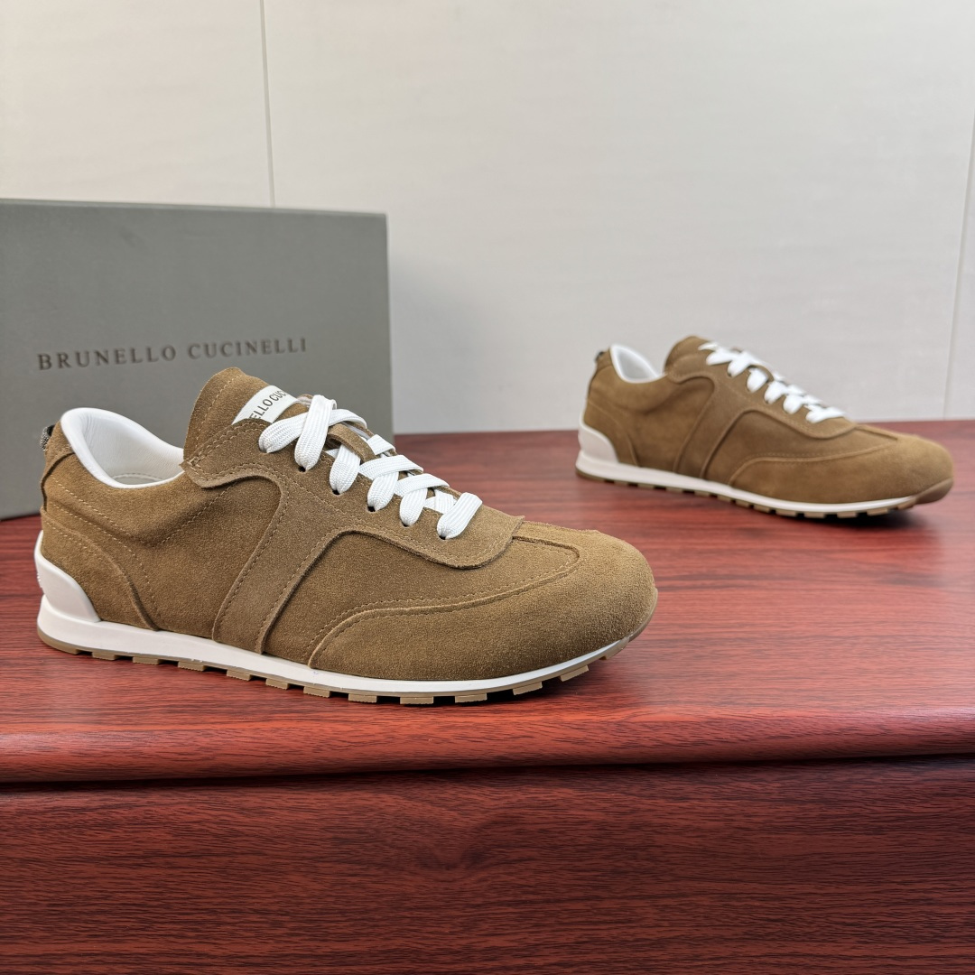 NO:885939,Batch Brunello Cucinelli couple's leather spliced ​​moral training shoes!  Italian luxury brand Brunello Cucinelli's moral shoes are made of grained cow leather and suede cow leather. The tongue is decorated with white leather and is embellished with a logo. The heel is decorated with a fine beaded embroidery ribbon. The shoe has a slender shape, a soft rubber sole design, and a full cowhide lining. It is comfortable to wear and can be easily used for commuting, sports, and travel. It is low-key and luxurious, versatile and can be easily worn regardless of style. It is a must-have item for 'old money style'!  Comes with drawer-style original box packaging and dust bag!  Women's size 36-37-38-39-40 (35, 41 can be customized and non-returnable) Men's size 39-40-41-42-43-44 (45 can be customized and non-returnable) Standard leather shoe size Item No. 45452-coffee, brunello cucinelli, cowhide19860909批 Brunello Cucinelli 情侣款皮革拼接德训鞋！ 意大利奢侈品牌BrunelloCucinelli的德训鞋,采用粒面牛皮革和绒面牛皮革打造,鞋舌饰以白色皮革并点缀logo标识,后跟饰以细镶珠线刺绣饰带,鞋型修长,橡胶软薄底设计,全牛皮内里垫脚,穿着舒适,通勤,运动,出游都能轻松驾驭.低调奢华,百搭不挑风格,都能轻松hold住,是'老钱风'穿搭必备单品！配抽屉式原盒包装及防尘袋！ 女码36-37-38-39-40（35,41可定做不退换） 男码39-40-41-42-43-44（45可定做不退换） 标准皮鞋码 货号45452-咖绒,,brunello cucinelli,cowhide,Men's shoes