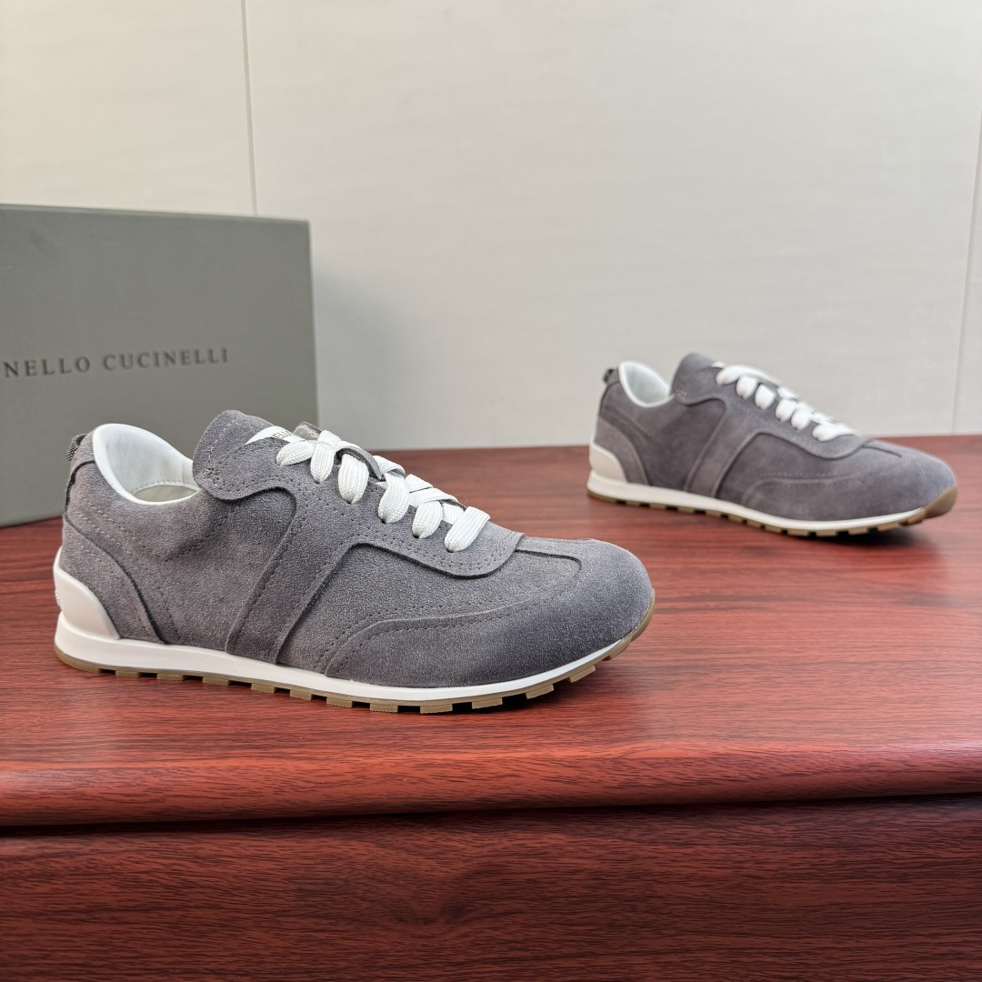 NO:885950,Batch Brunello Cucinelli couple's leather spliced ​​moral training shoes!  Italian luxury brand Brunello Cucinelli's moral shoes are made of grained cow leather and suede cow leather. The tongue is decorated with white leather and is embellished with a logo. The heel is decorated with a fine beaded embroidery ribbon. The shoe has a slender shape, a soft rubber sole design, and a full cowhide lining. It is comfortable to wear and can be easily used for commuting, sports, and travel. It is low-key and luxurious, versatile and can be easily worn regardless of style. It is a must-have item for 'old money style'!  Comes with drawer-style original box packaging and dust bag!  Women’s size 36-37-38-39-40 (35, 41 can be customized and non-returnable) Men’s size 39-40-41-42-43-44 (45 can be customized and non-returnable) Standard leather shoe size Item No. 45452- Gray velvet, brunello cucinelli, cowhide19860909批 Brunello Cucinelli 情侣款皮革拼接德训鞋！ 意大利奢侈品牌BrunelloCucinelli的德训鞋,采用粒面牛皮革和绒面牛皮革打造,鞋舌饰以白色皮革并点缀logo标识,后跟饰以细镶珠线刺绣饰带,鞋型修长,橡胶软薄底设计,全牛皮内里垫脚,穿着舒适,通勤,运动,出游都能轻松驾驭.低调奢华,百搭不挑风格,都能轻松hold住,是'老钱风'穿搭必备单品！配抽屉式原盒包装及防尘袋！ 女码36-37-38-39-40（35,41可定做不退换） 男码39-40-41-42-43-44（45可定做不退换） 标准皮鞋码 货号45452- 灰绒,,brunello cucinelli,cowhide,Men's shoes
