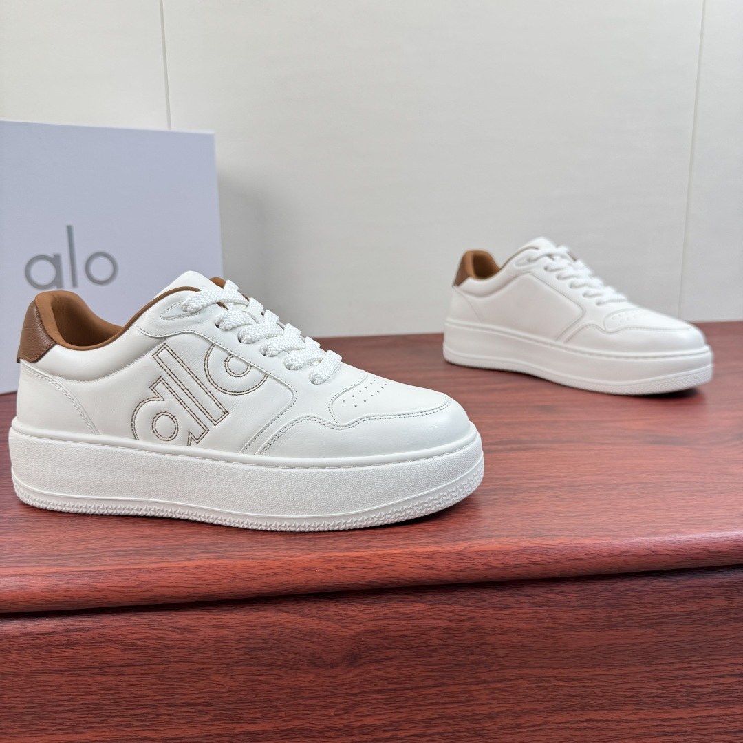 NO:885834,Batch the new men's sports shoes from the Alo Recovery Mode series!  A simple and modern street style look, creating a new era of casual experience. This thick-soled sneaker is made of vegan leather and features a large logo detail stitched on the side.  .Extra-thick and comfortable collar, bringing extraordinary comfort and ankle support. Seamless anti-slip lining, sock-like fit design, providing stable internal grip. Durable lightweight rubber thick sole, assisting balance and stability. Flexible inner insole  Assists balance and stability. High-rebound recovery foam insole supports pressure points on the feet, knees, hips, joints and back. Meets all-day recovery needs. Recommended for full comfort, multi-color options, thick soles, versatile, and complete package!  Size 39-40-41-42-43-44 Standard leather shoe size (38.45.46 can be customized and does not support returns) Item number 0566-9 White brown, sneakers, socks19860909批 Alo Recovery Mode系列新款男士运动鞋 ！ 简洁现代的街头风格外观,打造新时代休闲体验.此款厚底运动鞋采用纯素皮革制成,侧面alo缝合大logo细节 .超厚舒适鞋领,带来卓尔不凡的舒适感与脚裸支撑力.无缝防滑内里,袜子般的贴合设计,提供稳定的内部抓附力量.耐用轻质橡胶厚底,助力平衡与稳定.柔韧内层鞋垫助力平衡与稳定.高回弹回复泡沫鞋垫,支撑足部,膝盖,臀部,关节及背部的压力点.满足全天恢复需求.舒适度满分精品推荐,多色可选,厚底增高百搭,配全套包装！ 尺码39-40-41-42-43-44 标准皮鞋码（38.45.46可定做不支持退换） 货号0566-9 白棕,,sneakers,socks,Men's shoes