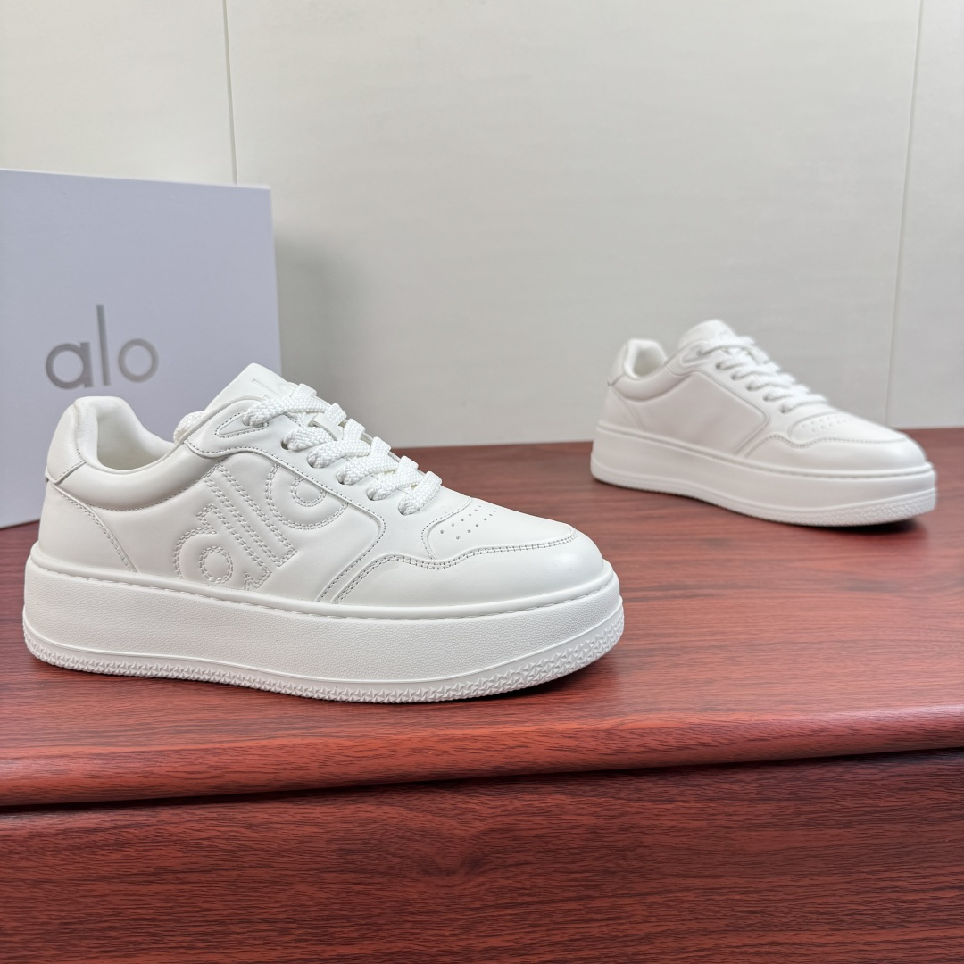 NO:885842,Batch the new men's sports shoes from the Alo Recovery Mode series!  A simple and modern street style look, creating a new era of casual experience. This thick-soled sneaker is made of vegan leather and features a large logo detail stitched on the side.  .Extra-thick and comfortable collar, bringing extraordinary comfort and ankle support. Seamless anti-slip lining, sock-like fit design, providing stable internal grip. Durable lightweight rubber thick sole, assisting balance and stability. Flexible inner insole  Assists balance and stability. High-rebound recovery foam insole supports pressure points on the feet, knees, hips, joints and back. Meets all-day recovery needs. Recommended for full comfort, multi-color options, thick soles, versatile, and complete package!  Size 39-40-41-42-43-44 Standard leather shoe size (38.45.46 can be customized and does not support returns) Item No. 0566-9 White, sneakers, socks19860909批 Alo Recovery Mode系列新款男士运动鞋 ！ 简洁现代的街头风格外观,打造新时代休闲体验.此款厚底运动鞋采用纯素皮革制成,侧面alo缝合大logo细节 .超厚舒适鞋领,带来卓尔不凡的舒适感与脚裸支撑力.无缝防滑内里,袜子般的贴合设计,提供稳定的内部抓附力量.耐用轻质橡胶厚底,助力平衡与稳定.柔韧内层鞋垫助力平衡与稳定.高回弹回复泡沫鞋垫,支撑足部,膝盖,臀部,关节及背部的压力点.满足全天恢复需求.舒适度满分精品推荐,多色可选,厚底增高百搭,配全套包装！ 尺码39-40-41-42-43-44 标准皮鞋码（38.45.46可定做不支持退换） 货号0566-9 白色,,sneakers,socks,Men's shoes